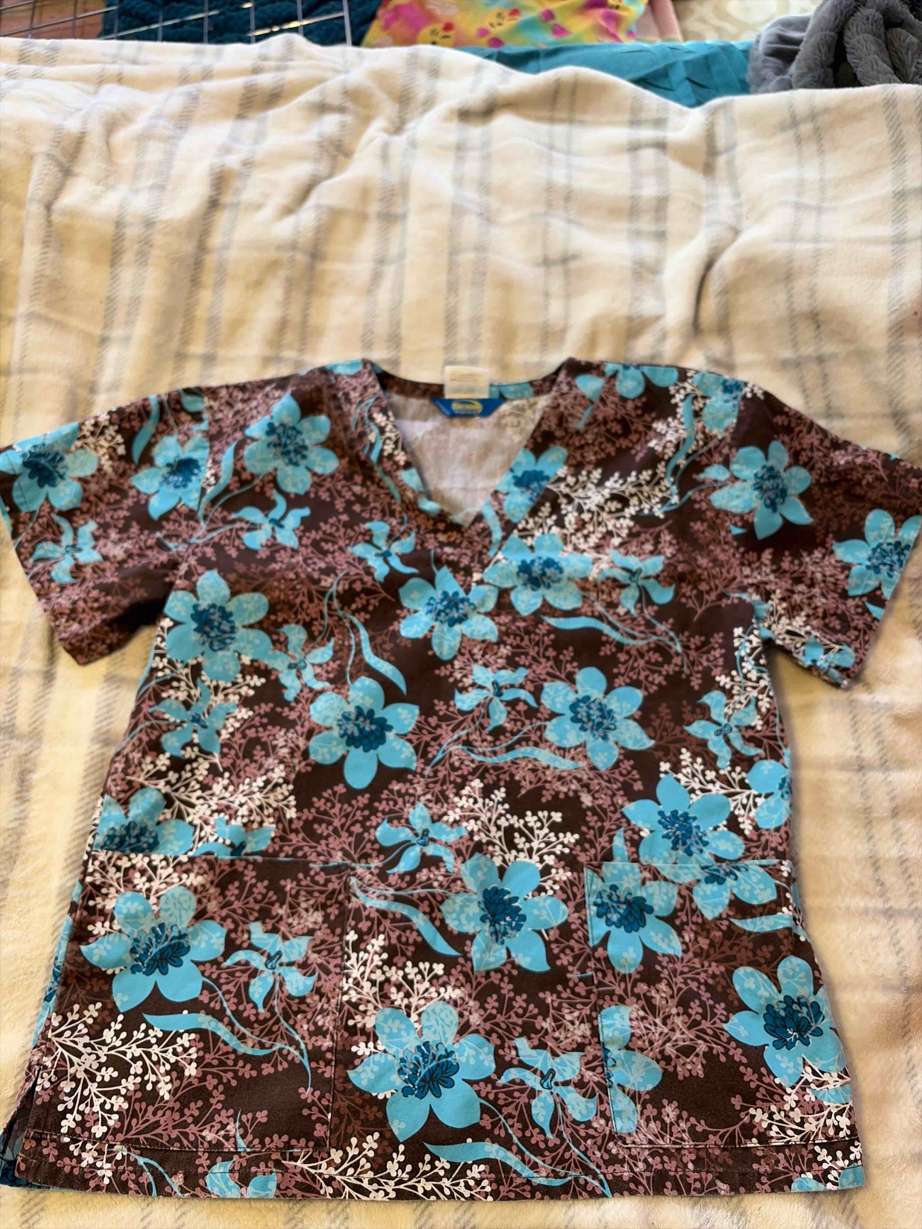 Condition photo showing Good Condition for scrub top size large 