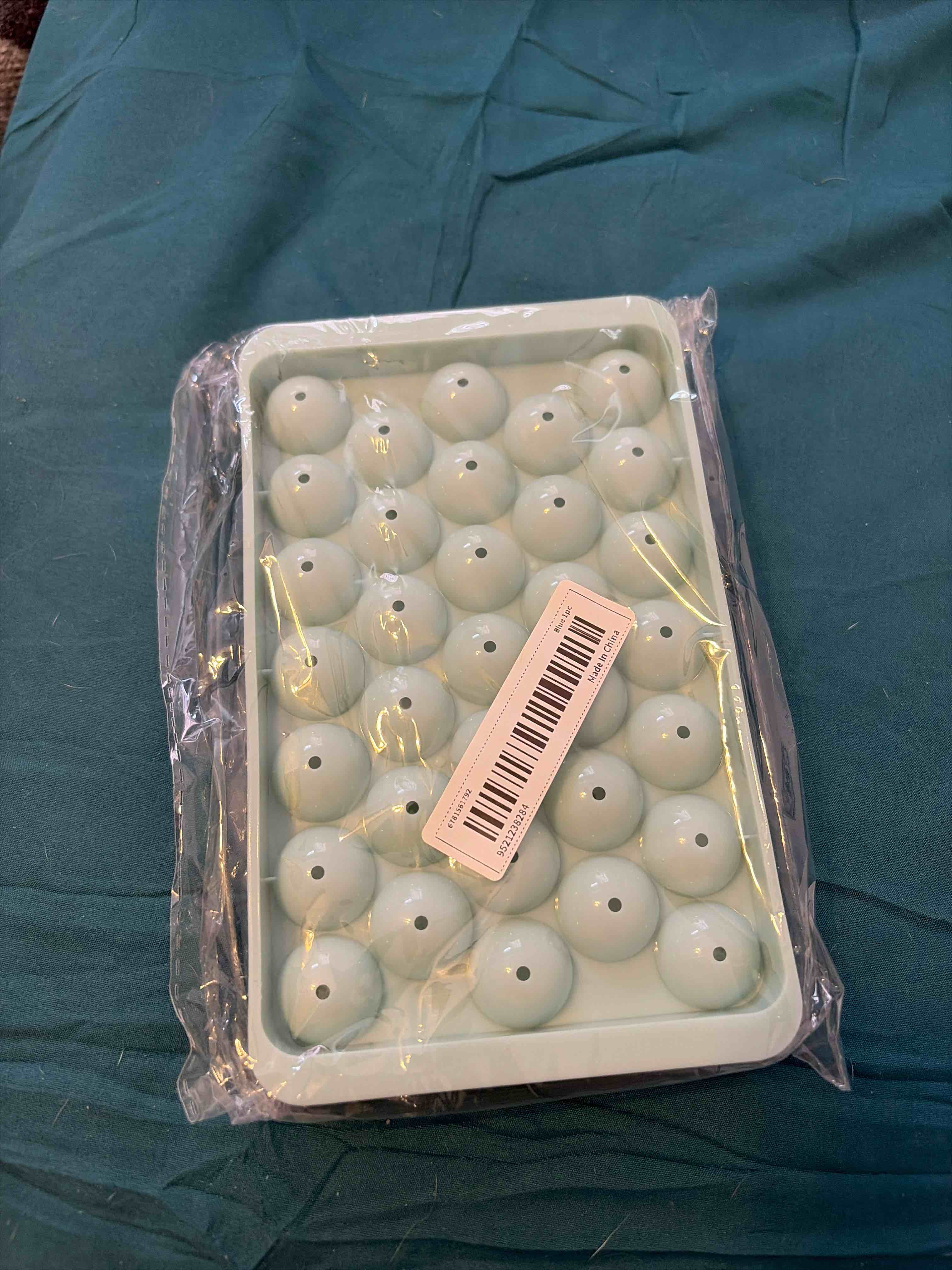 Condition photo showing New/Like New for round ice cube tray 
