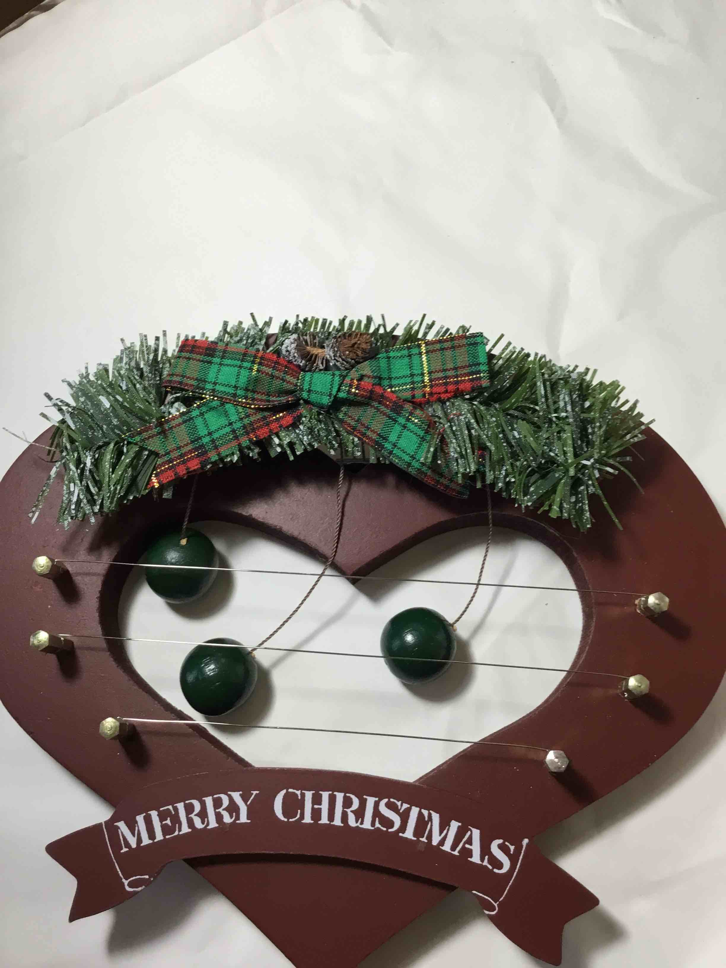 3 STRING WOODEN HEART SHAPE MERRY CHRISTMAS DOOR HARP