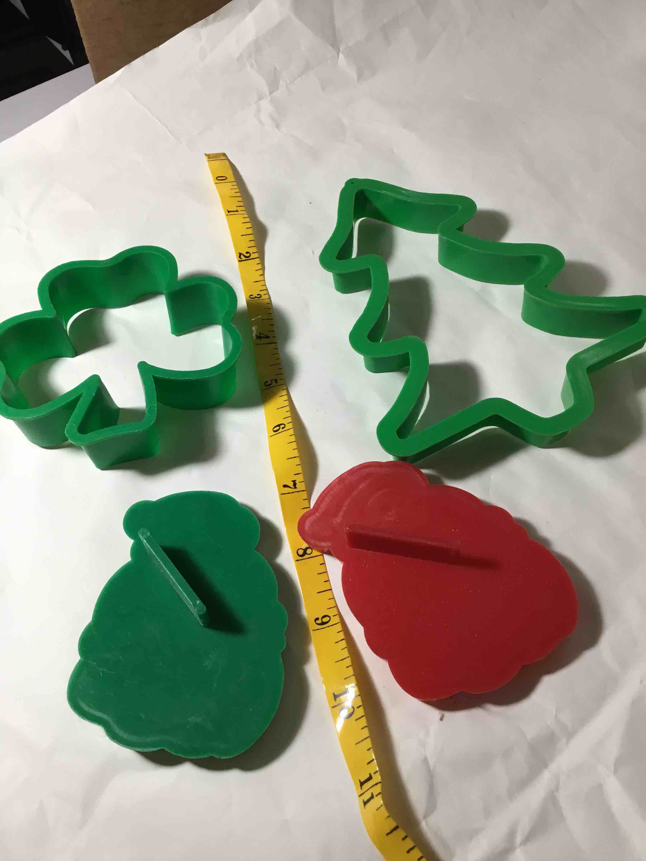 Condition photo showing Good Condition for Set of plastic cookie cutters