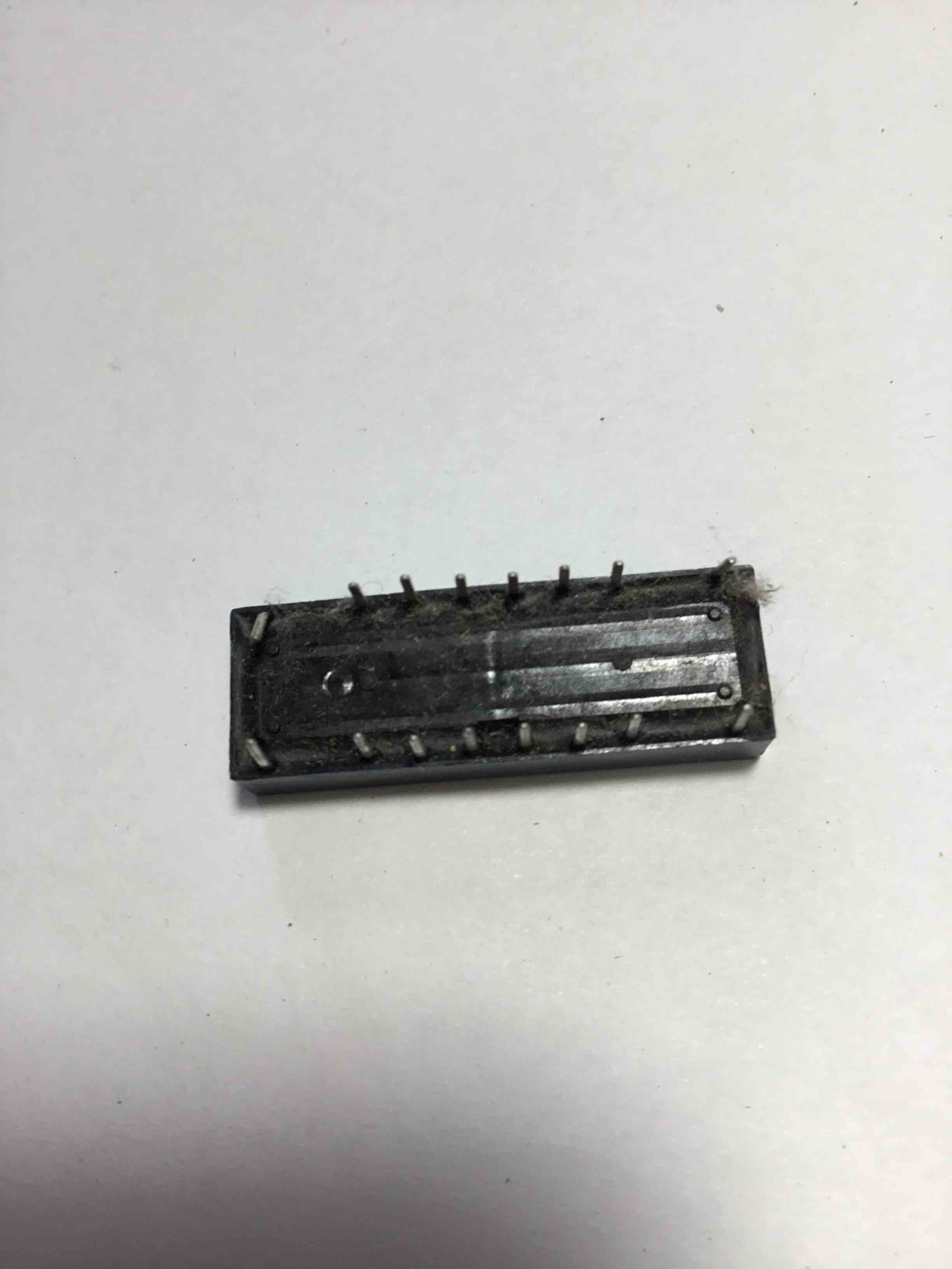 16-pin Dual Inline Package (DIP) IC socket