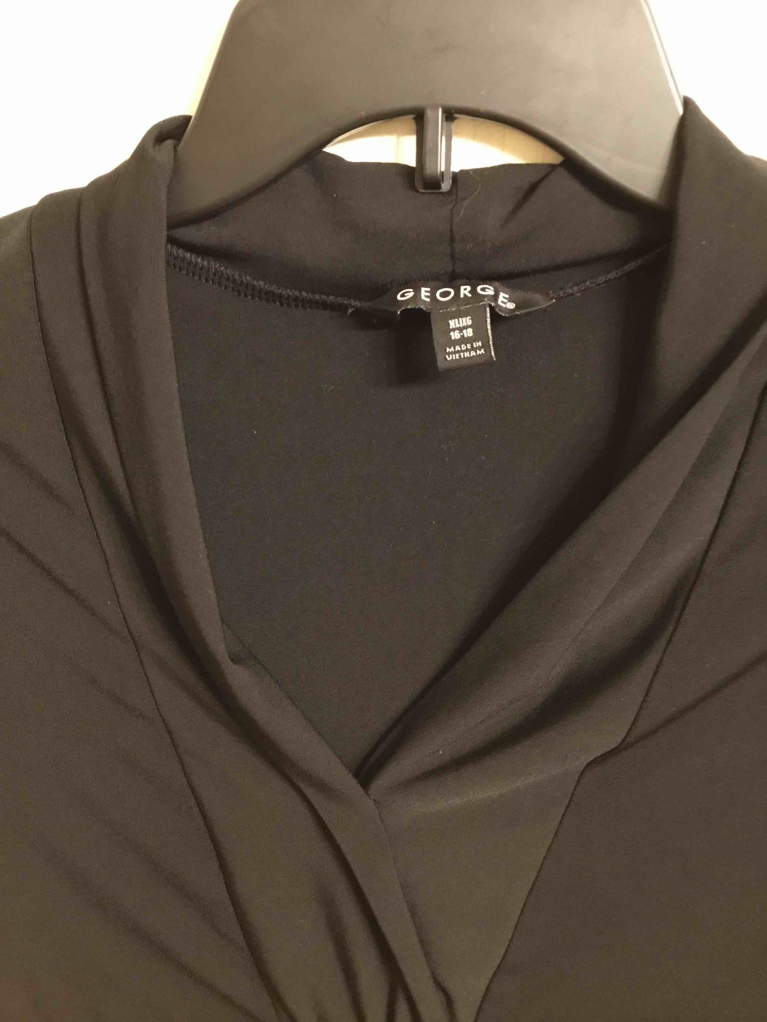 (16-18 XL)Black V-neck pleated 3/4 sleeve top