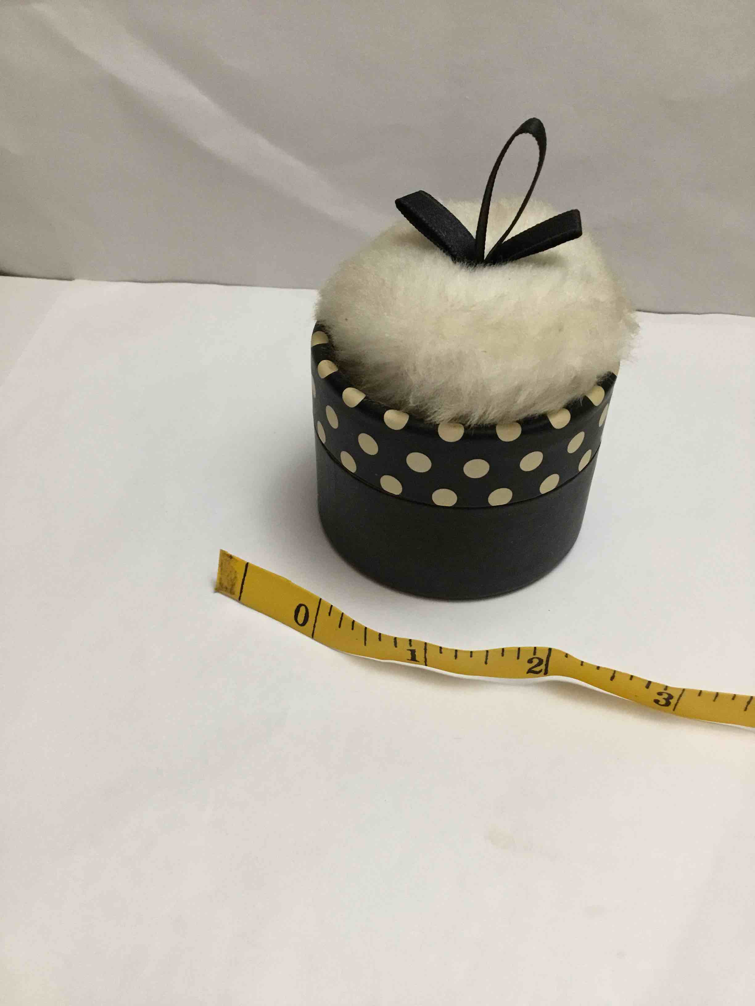 Tiny body powder box with a puff