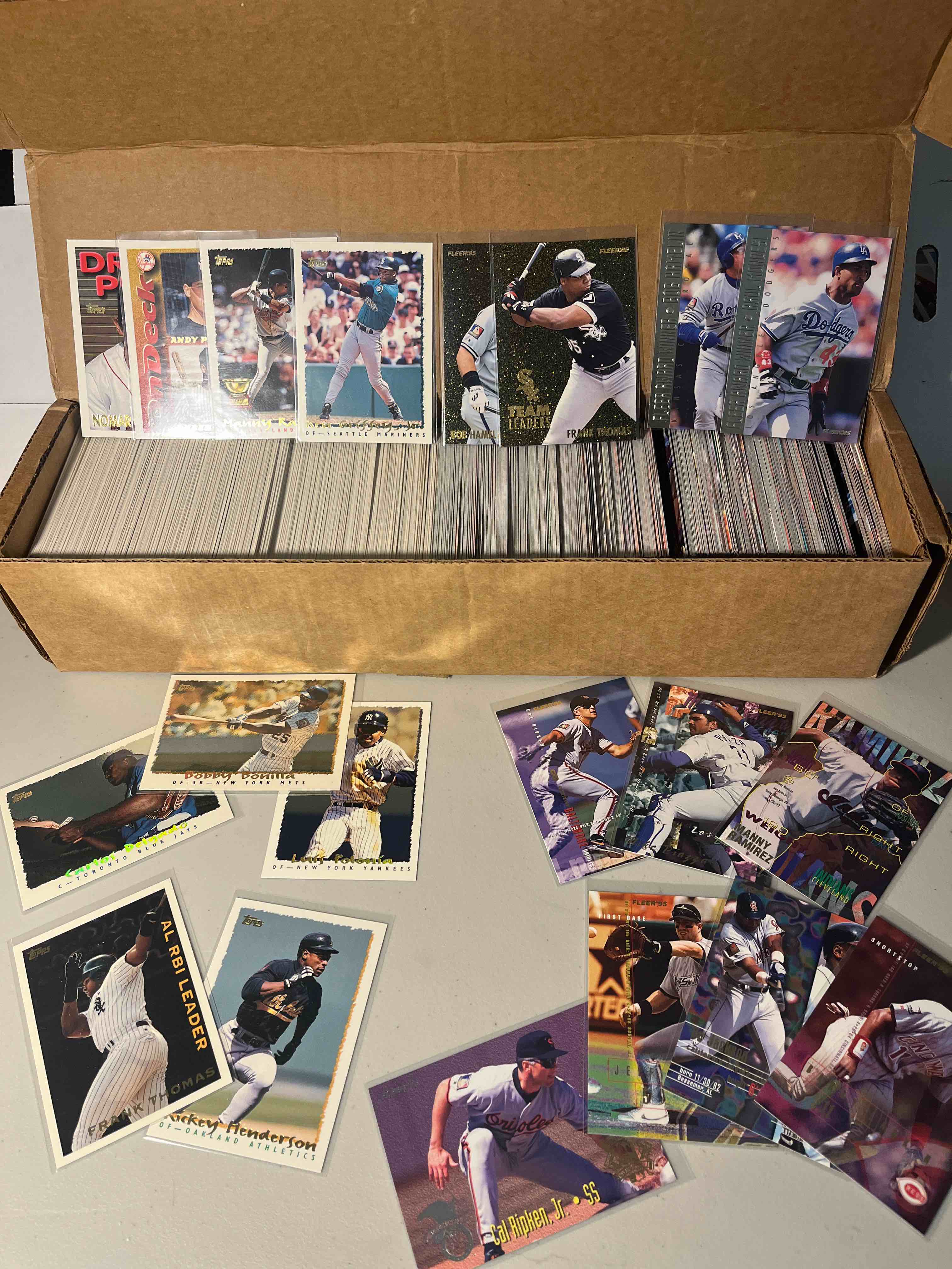900+ ct. box 1995 Topps and 1995 Fleer baseball cards- Ken Griffey Jr., Frank Thomas Inserts, Cyber Stats parallels, HOFs and Rookies