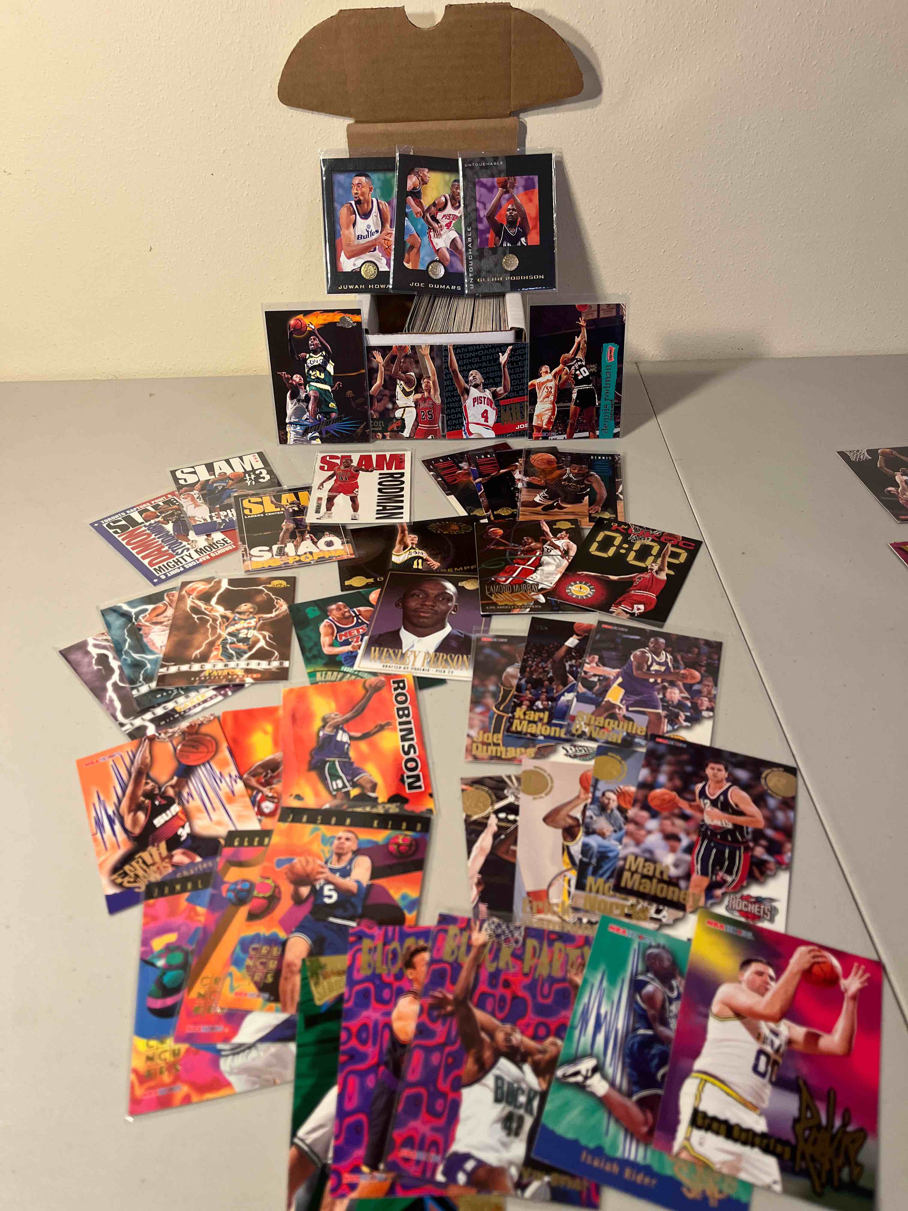 200ct. lot 1994-1997 nba hoops and skybox ex-l basketball cards- slam shaq and rodman! inserts! rookies! stars and hofs!