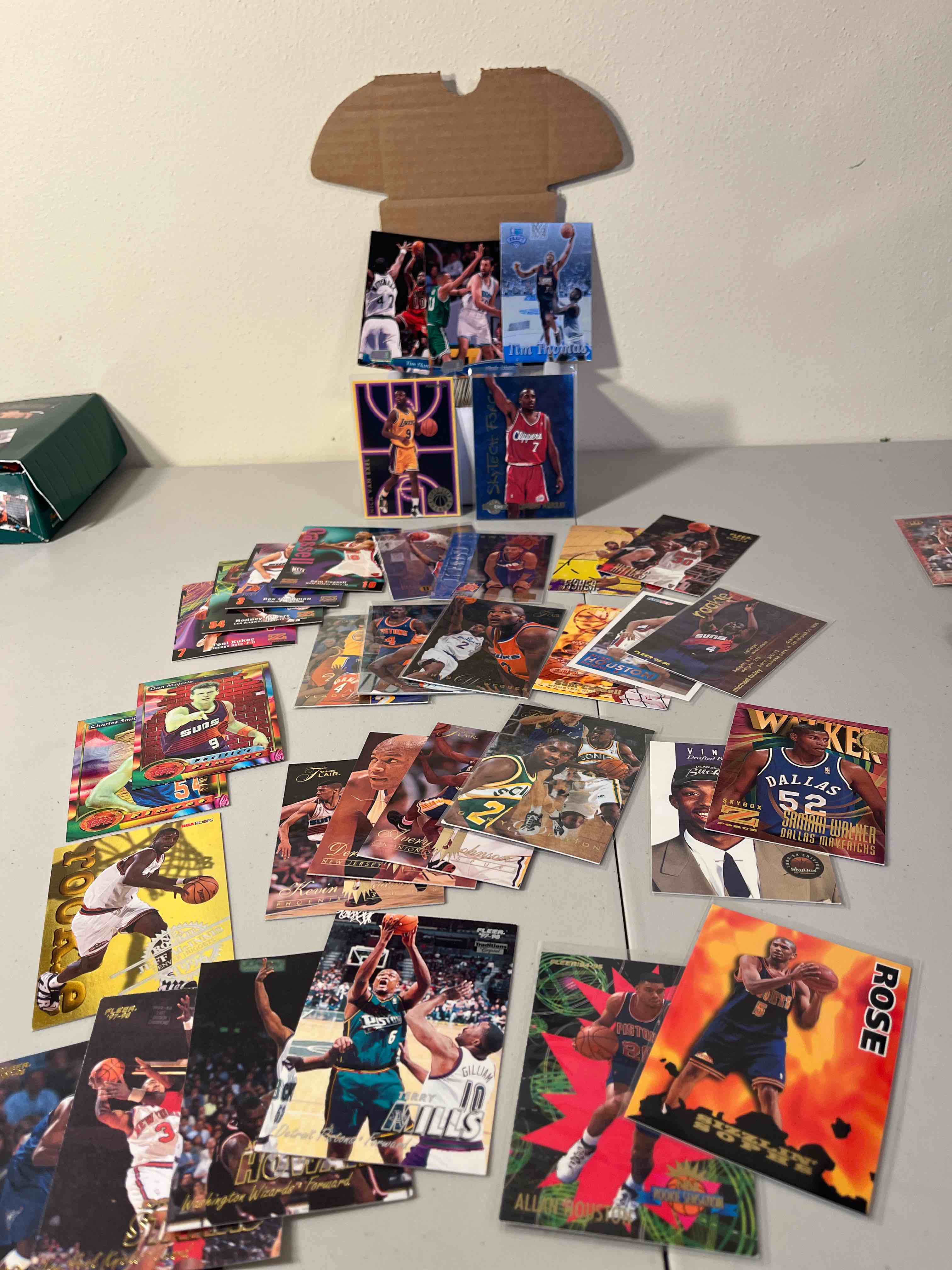 200ct. mixed lot 1993-1997 basketball cards- fleer, flair, nba hoops, skybox premium & z-force, topps finest & stadium club! crystal and gold parallels! so many rookies!