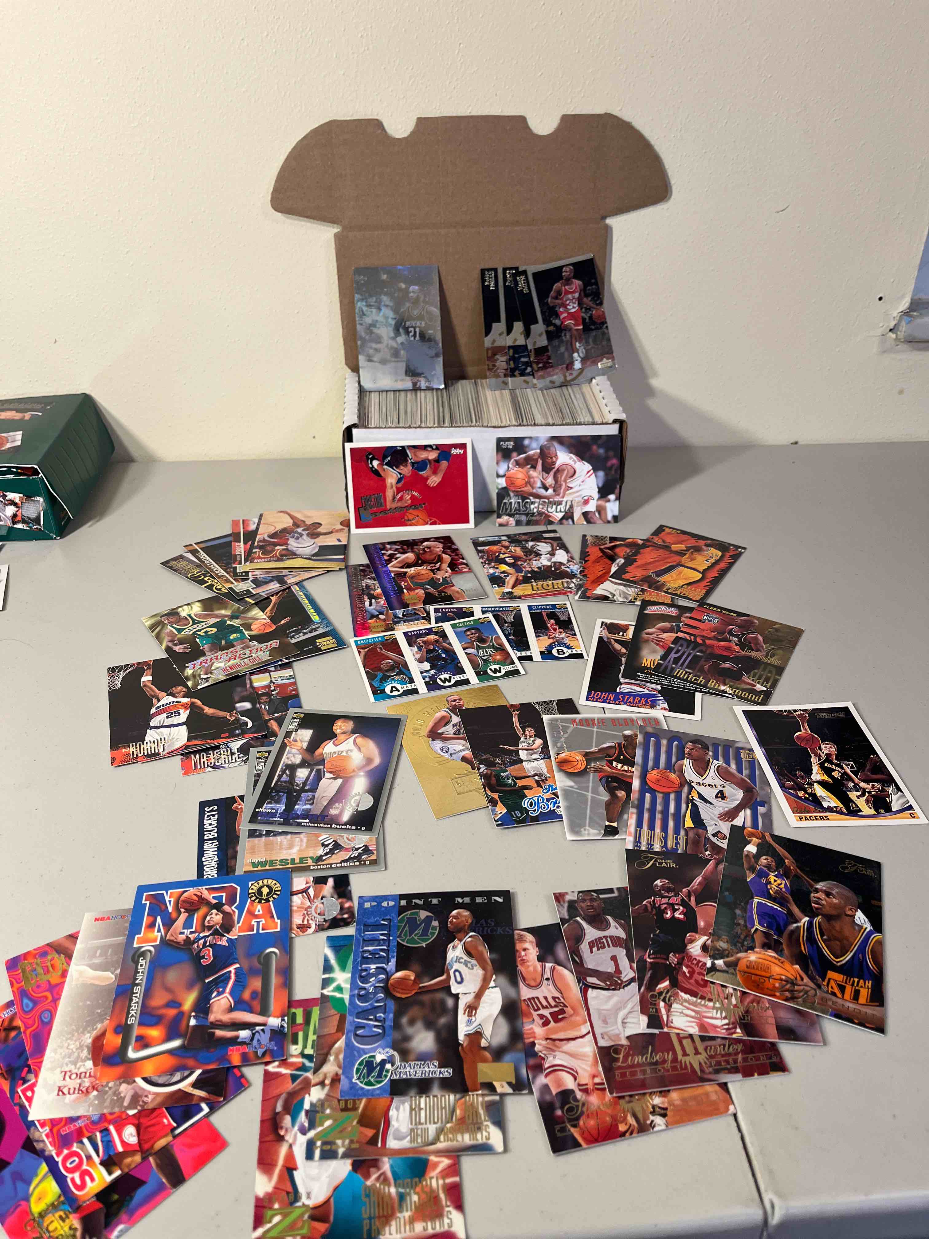400ct. mixed lot 1993-1997 basketball cards- fleer, flair, nba hoops, skybox, topps, stadium club, and upper deck- some stars, hofs and rookies. some inserts and parallels.