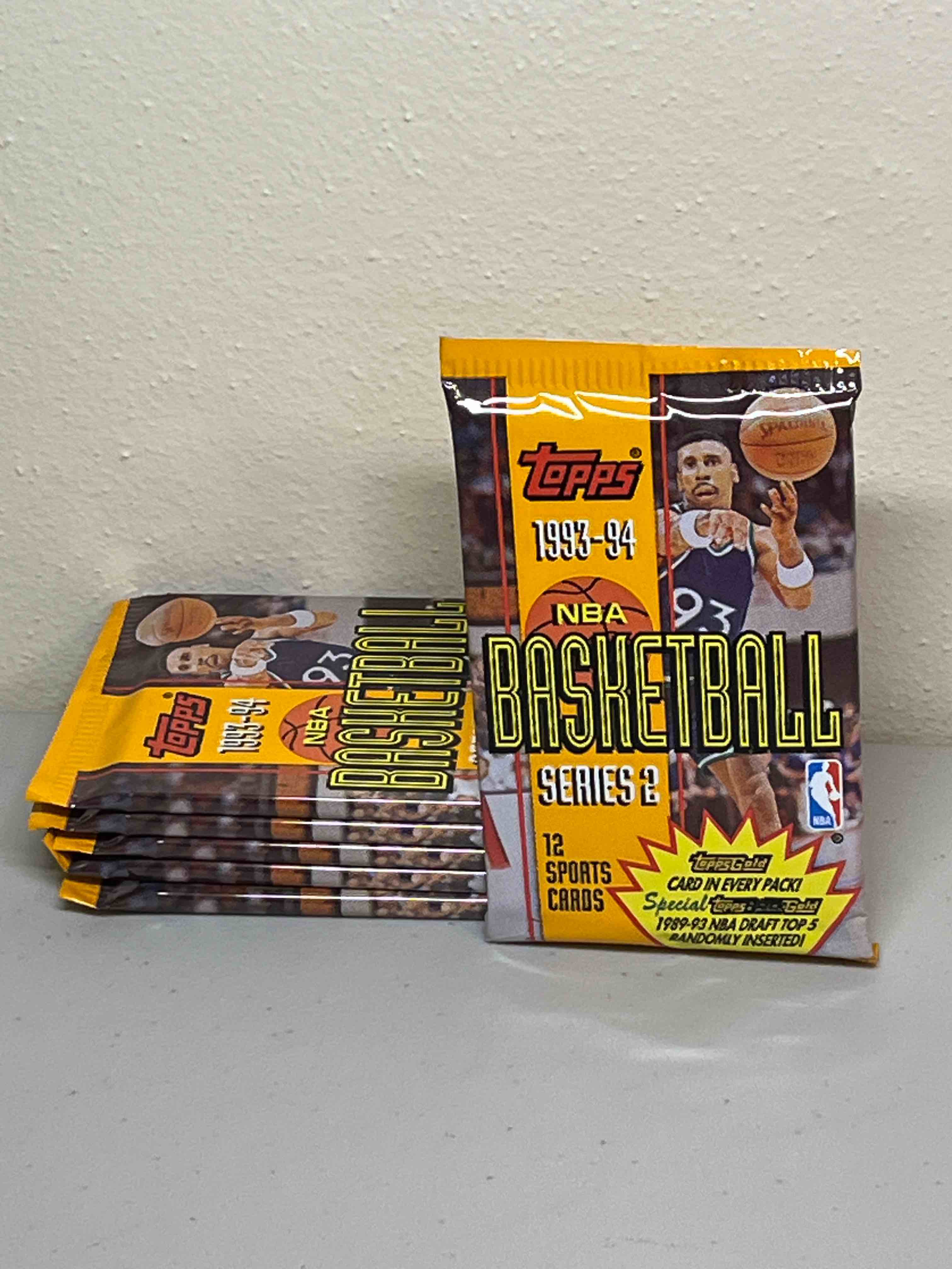(6) sealed packs 1993-1994 topps basketball cards- look for topps gold & black gold parallels! penny hardaway & chris webber rookies!!