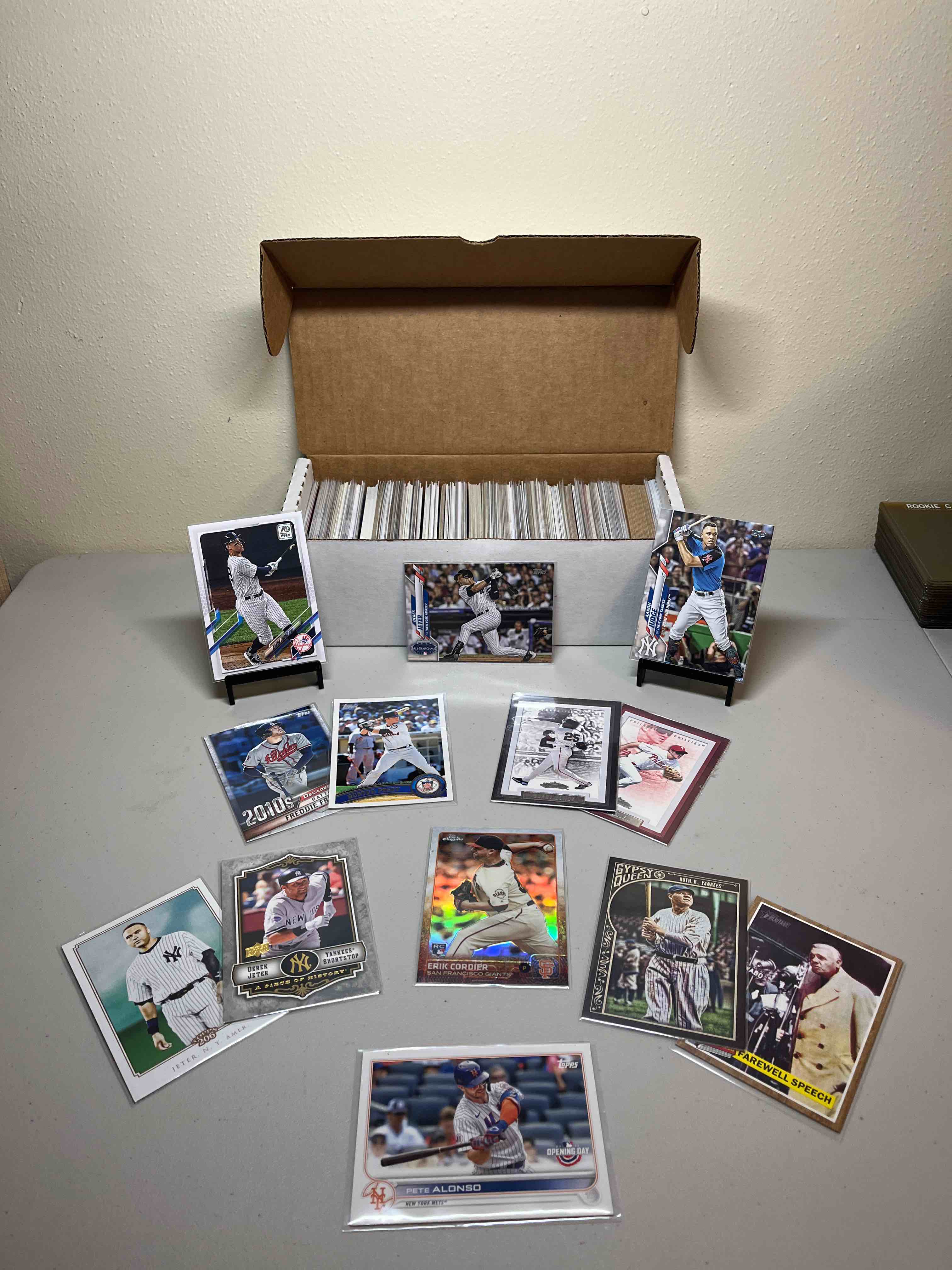 500ct. box Mixed 2000’s Baseball Cards! 2nd Year Aaron Judge, Derek Jeter, Freddie Freeman, Babe Ruth!! Rookie Refractor!! So Many More Stars and Rookies!!