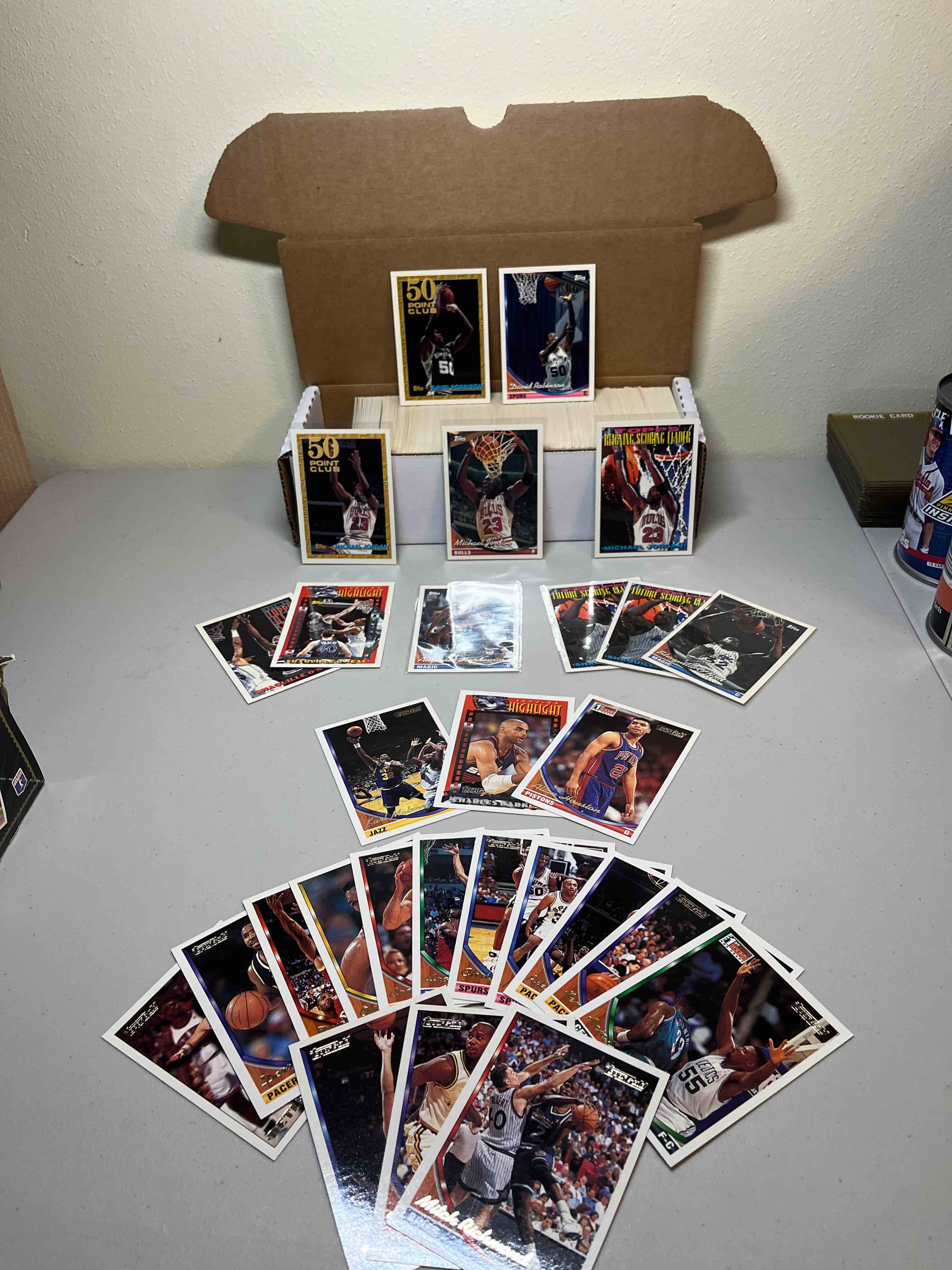 550ct. lot 1993-94 Topps Basketball Cards- Topps Gold Cards!! Michael Jordan, Shaquille O’Neal, Anfernee Hardaway, and more! Very Good Condition!