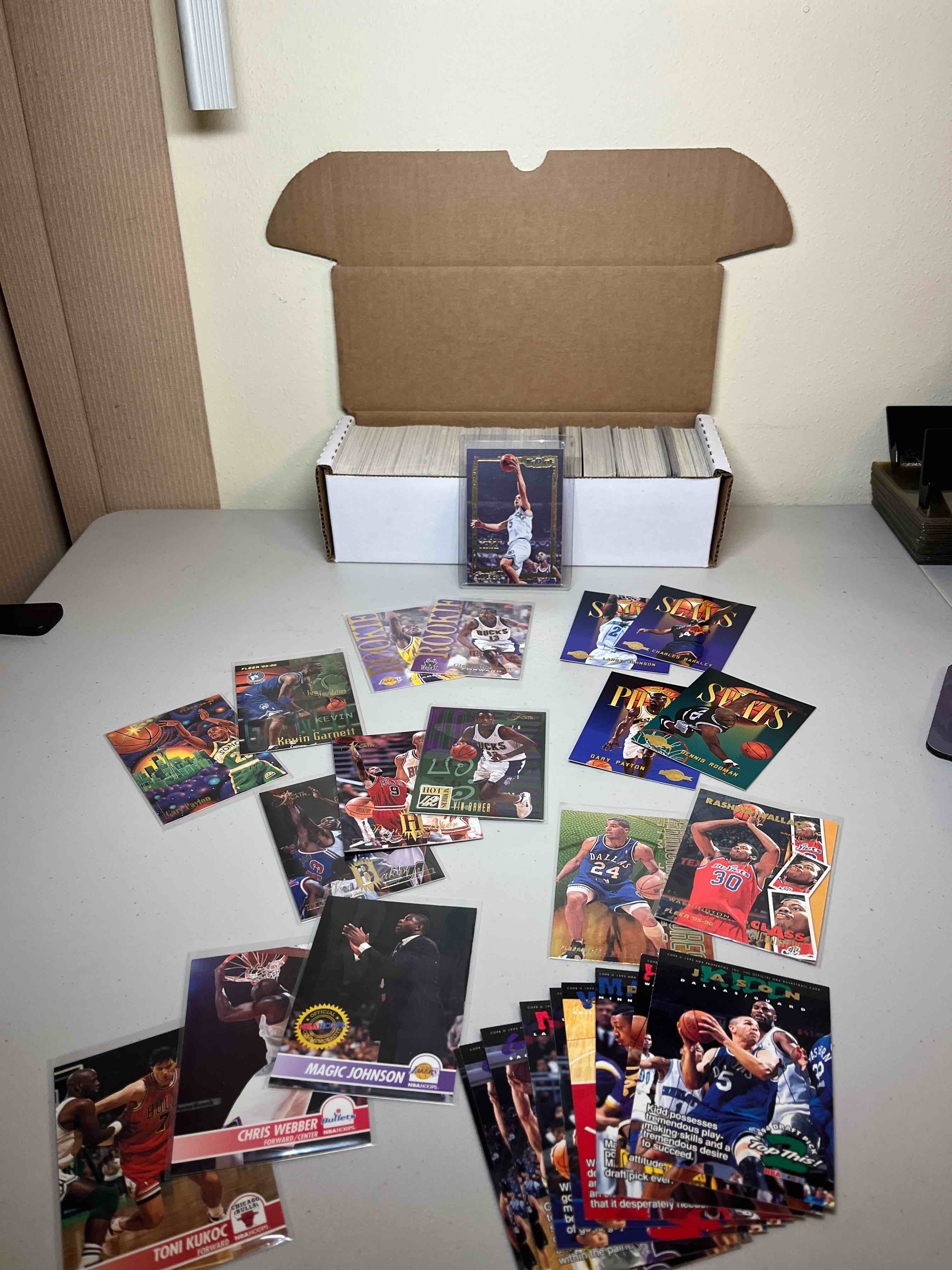 550ct. lot Mixed 1994 to 1996 Basketball Cards- Fleer, Flair, NBA Hoops, and Skybox!! Stars and Rookies! Cards in Excellent Condition! Check out this lot! 