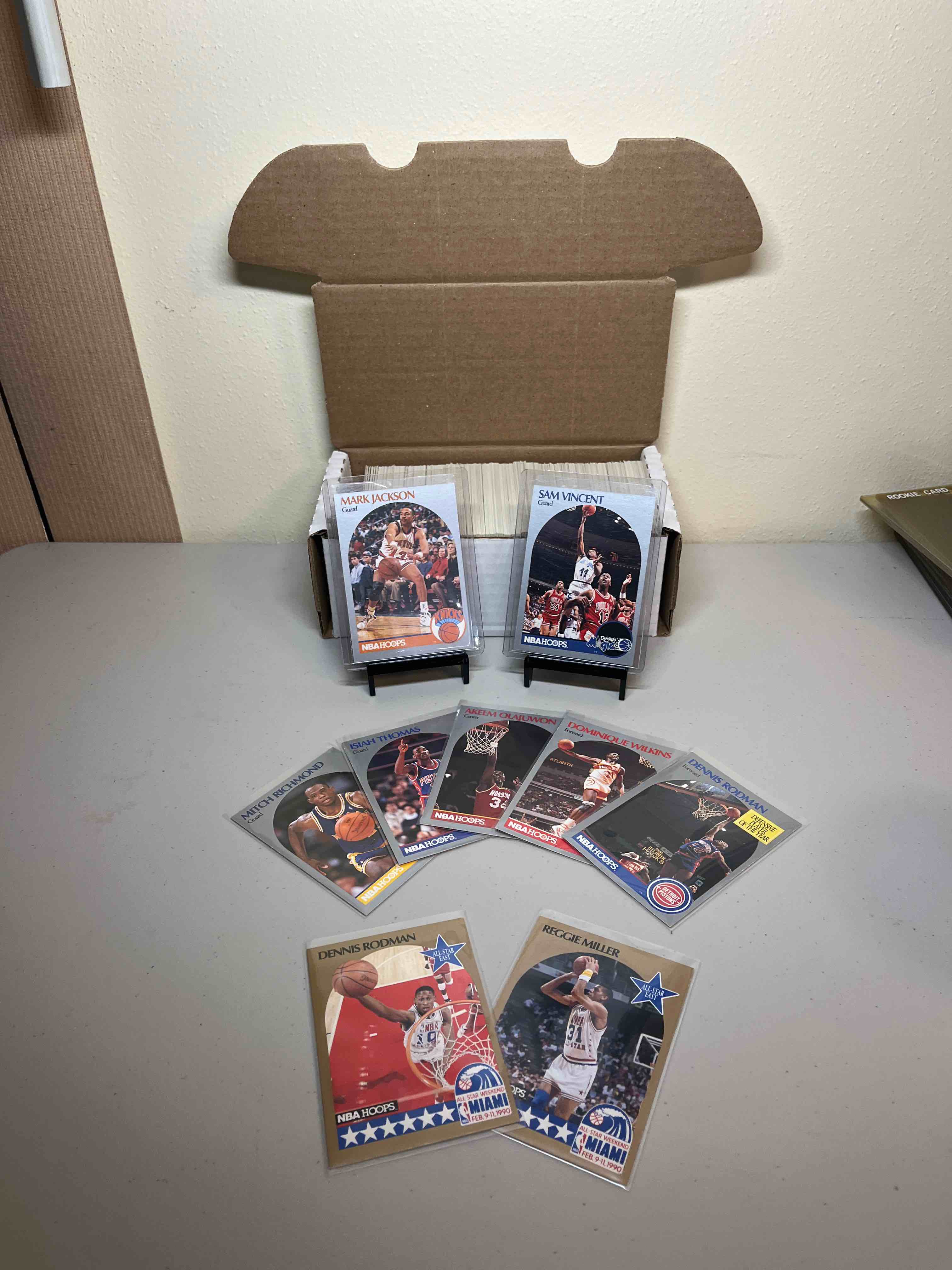400ct. box 1990-91 NBA Hoops Basketball Cards- So many Stars & HOFs! Infamous Sam Vincent (Michael Jordan wearing #12)!! Equally Famous Mark Jackson (Menendez Brothers on front row)!! Cards are in very good condition!