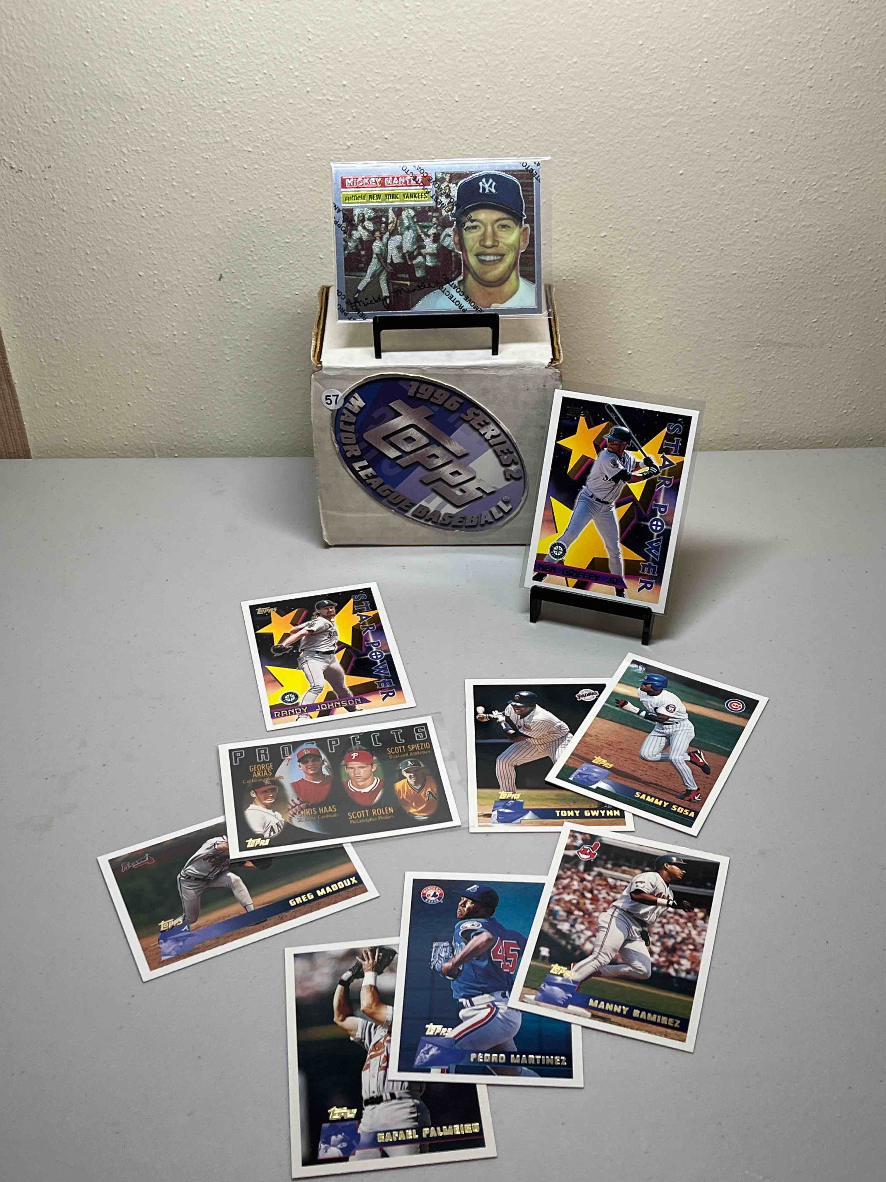 200+ct. box 1996 Topps Baseball Cards- Topps Finest 1956 Mickey Mantle Commemorative Card! Ken Griffey Jr. & Randy Johnson Star Power!! 