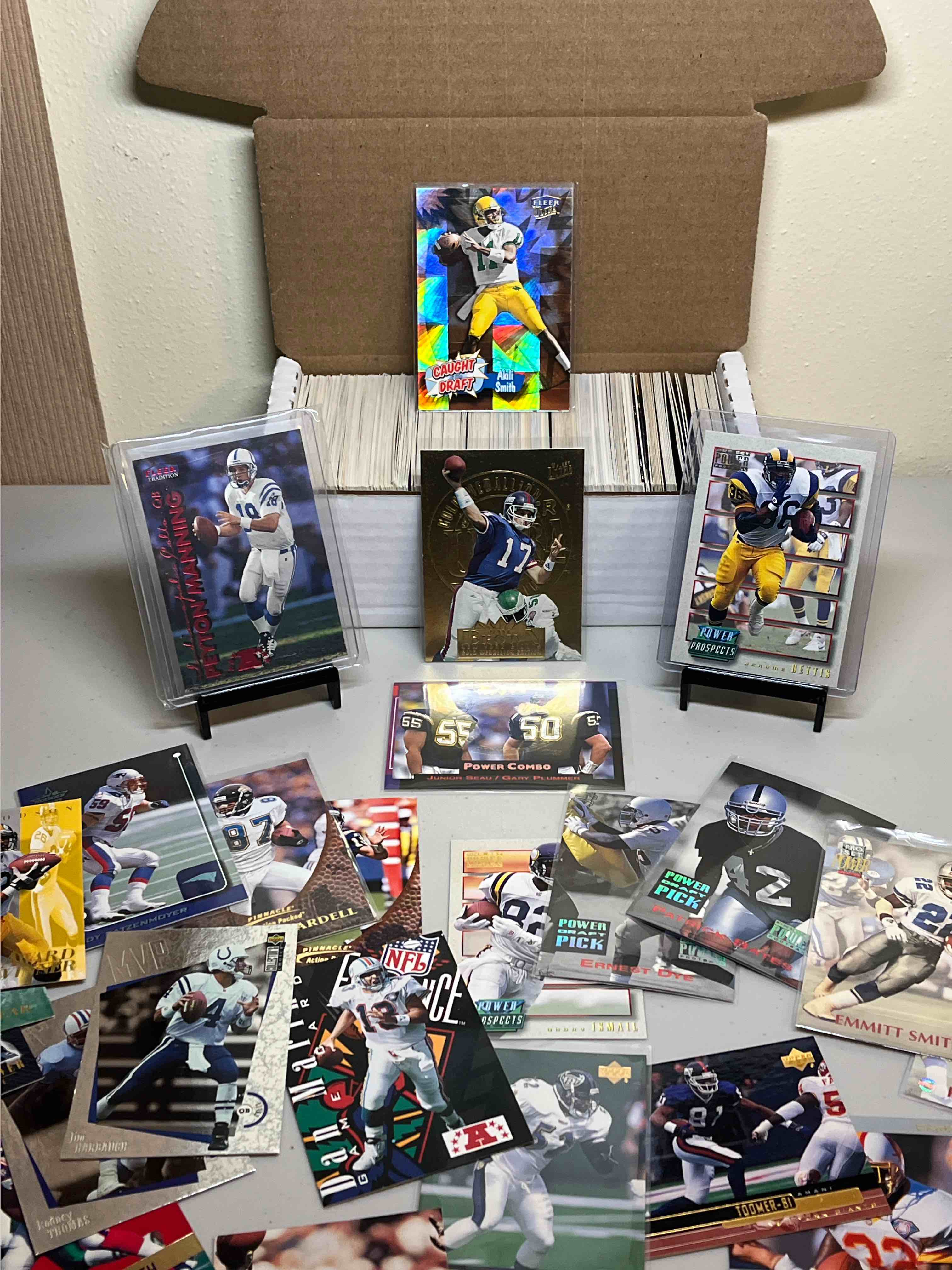400ct. lot Mixed 90’s Football Cards- This Lot is Absolutely Loaded with Stars!! Peyton Manning, Ray Lewis, Dan Marino, Emmitt Smith, and More!! Rookies, Inserts, & Parallels! Don’t miss this lot!