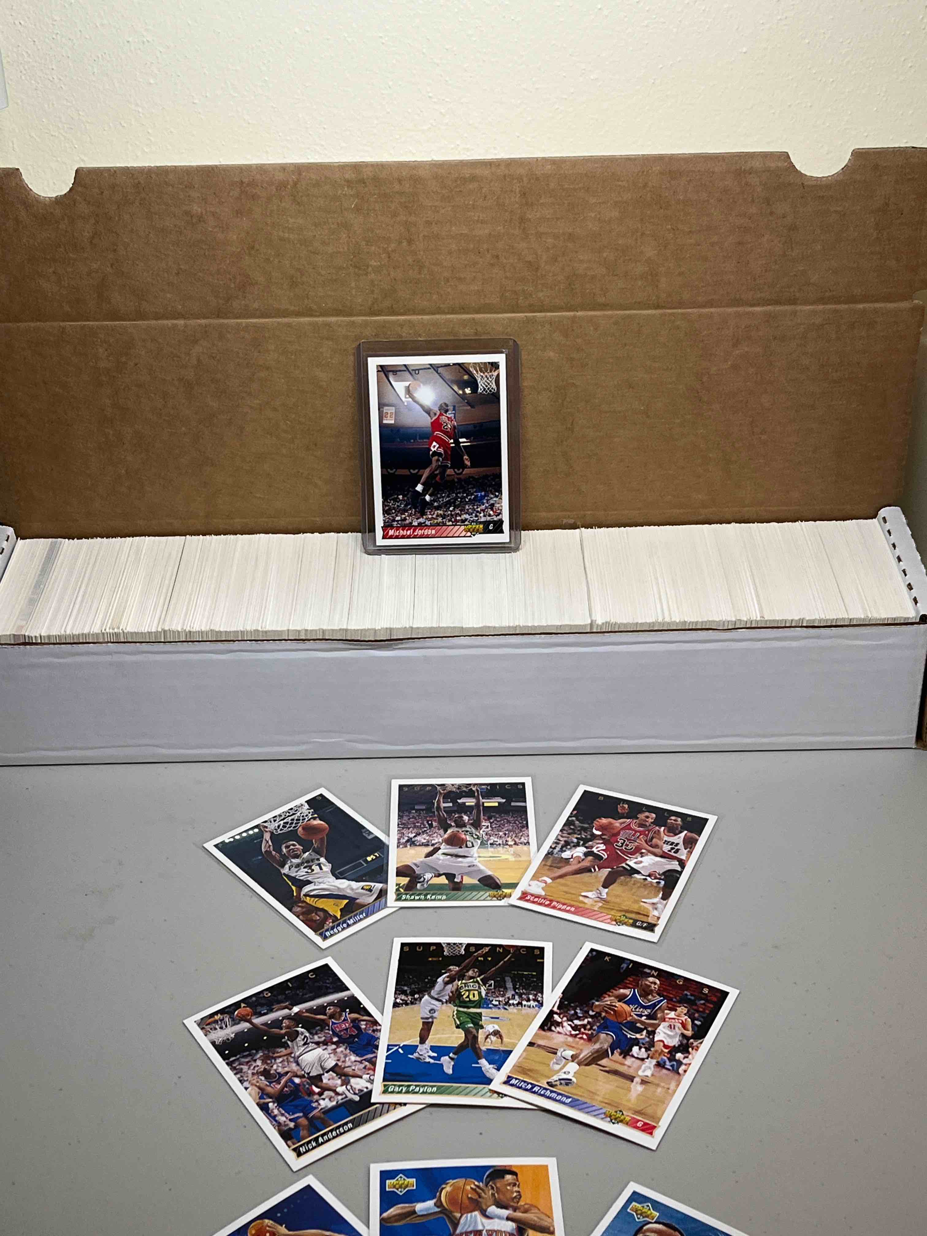 Full 930ct. Box 1992-93 Upper Deck Basketball Cards- Michael Jordan, Shawn Kemp, Reggie Miller, Scottie Pippen, and More!! All in excellent condition!