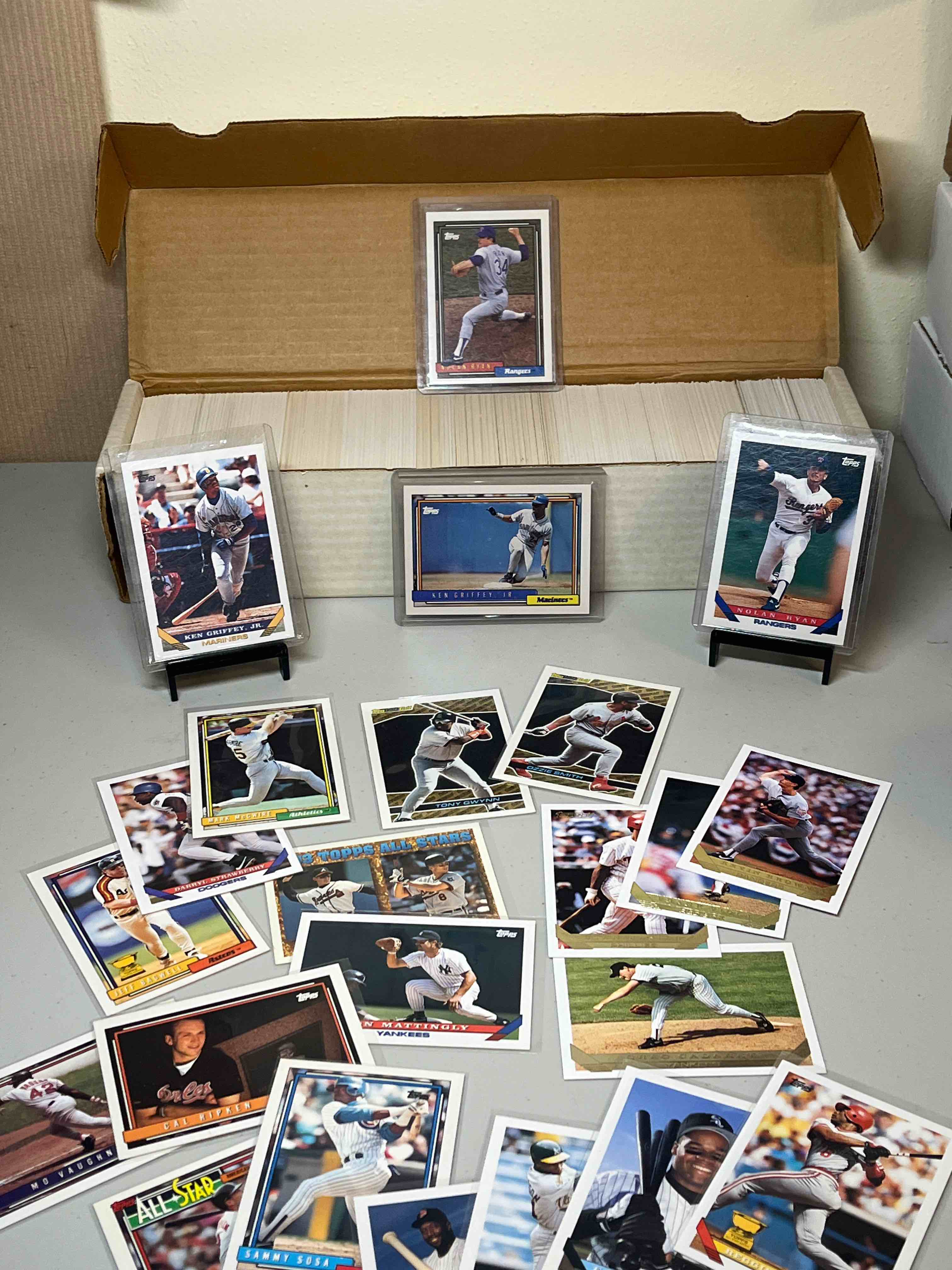 800ct. box 1992 & 1993 Topps Baseball Cards! Ken Griffey Jr. & Nolan Ryan! Topps Gold & Black Gold cards!! All-Star & Rookie Cup cards!