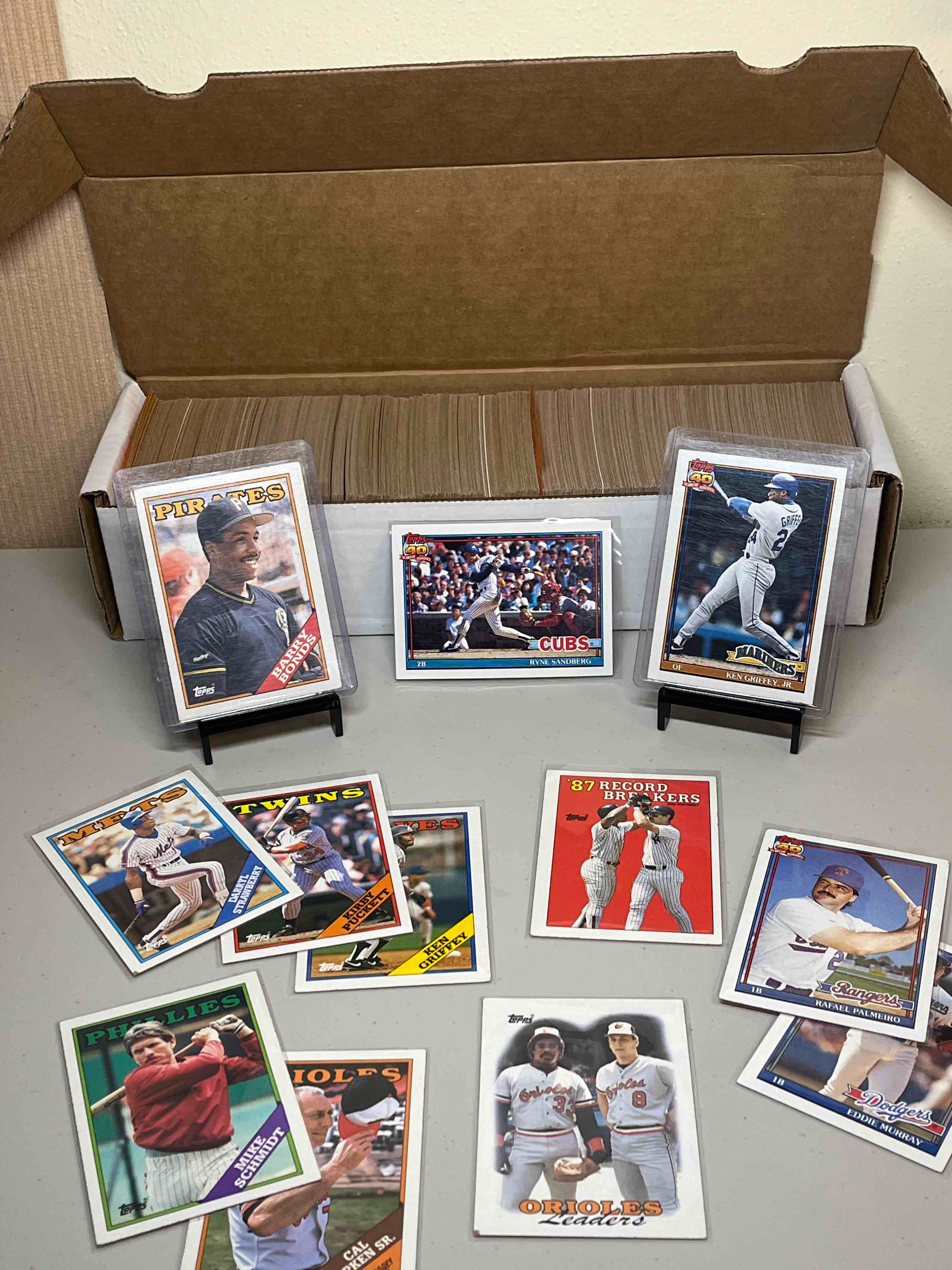 660ct. box 1988 to 1991 Topps Baseball Cards! Ken Griffey Jr. & Barry Bonds 2nd Year Card!! The Late Ryne Sandberg 40 Year Anniversary! So many more stars and HOFs!!