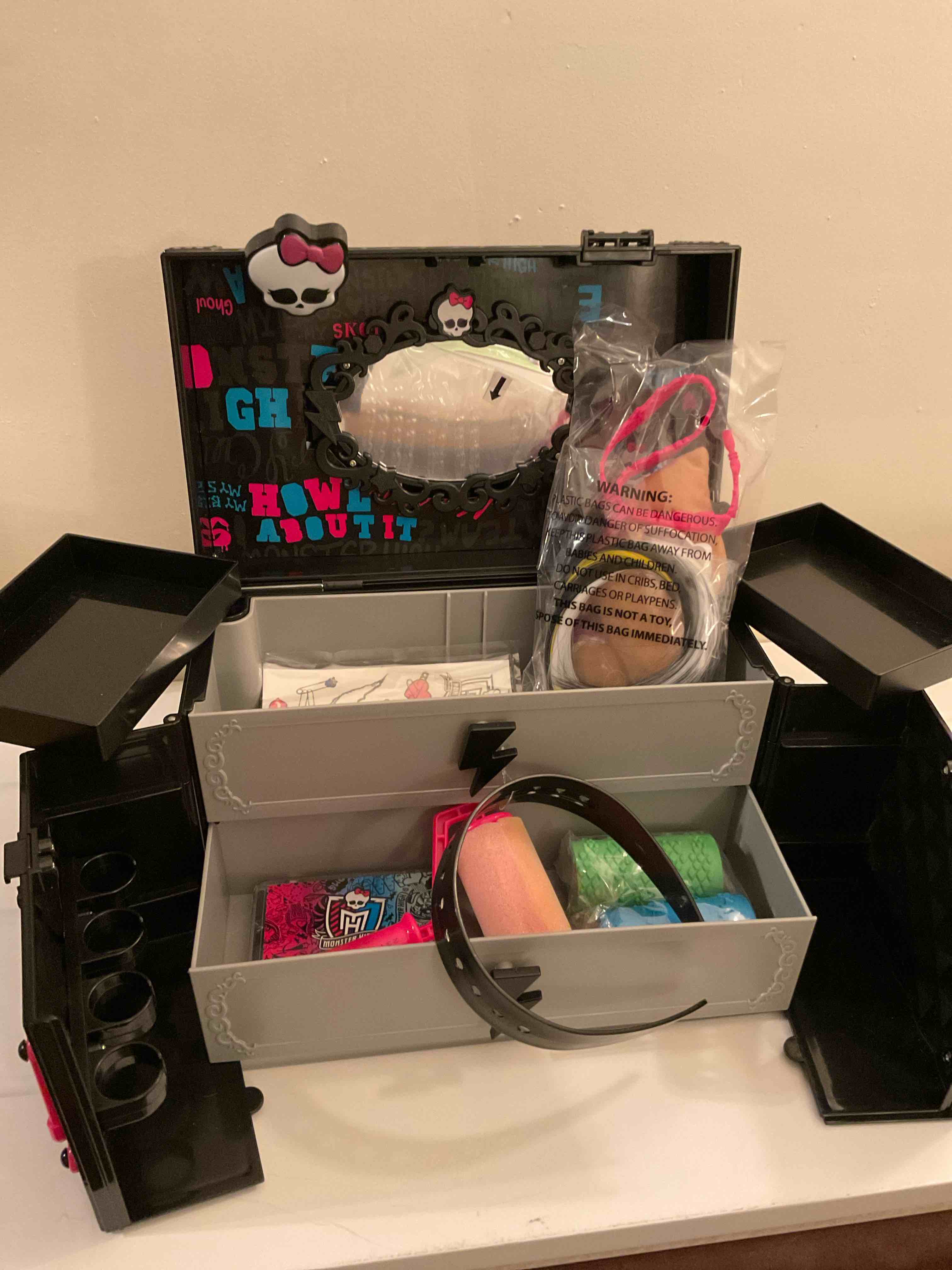 Monster High Monsterfy Make-Up Case w/ some accessories 