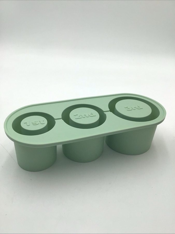 Condition photo showing Good Condition for ice cube tray 