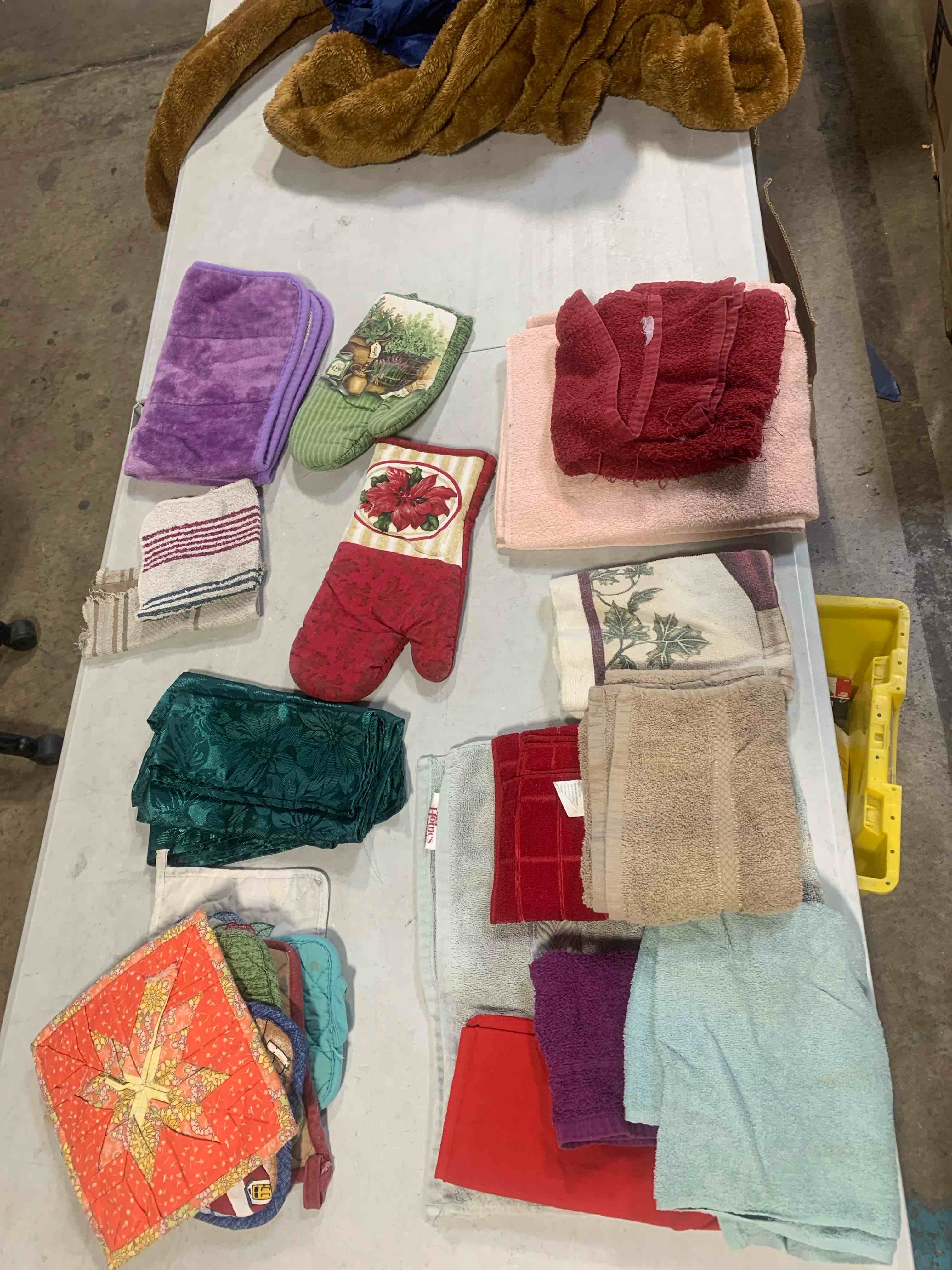 Various Bath Towels, Sheets, curtains, shower curtains, valance, Oven Mitts, Pot Holders, Wash Cloths 