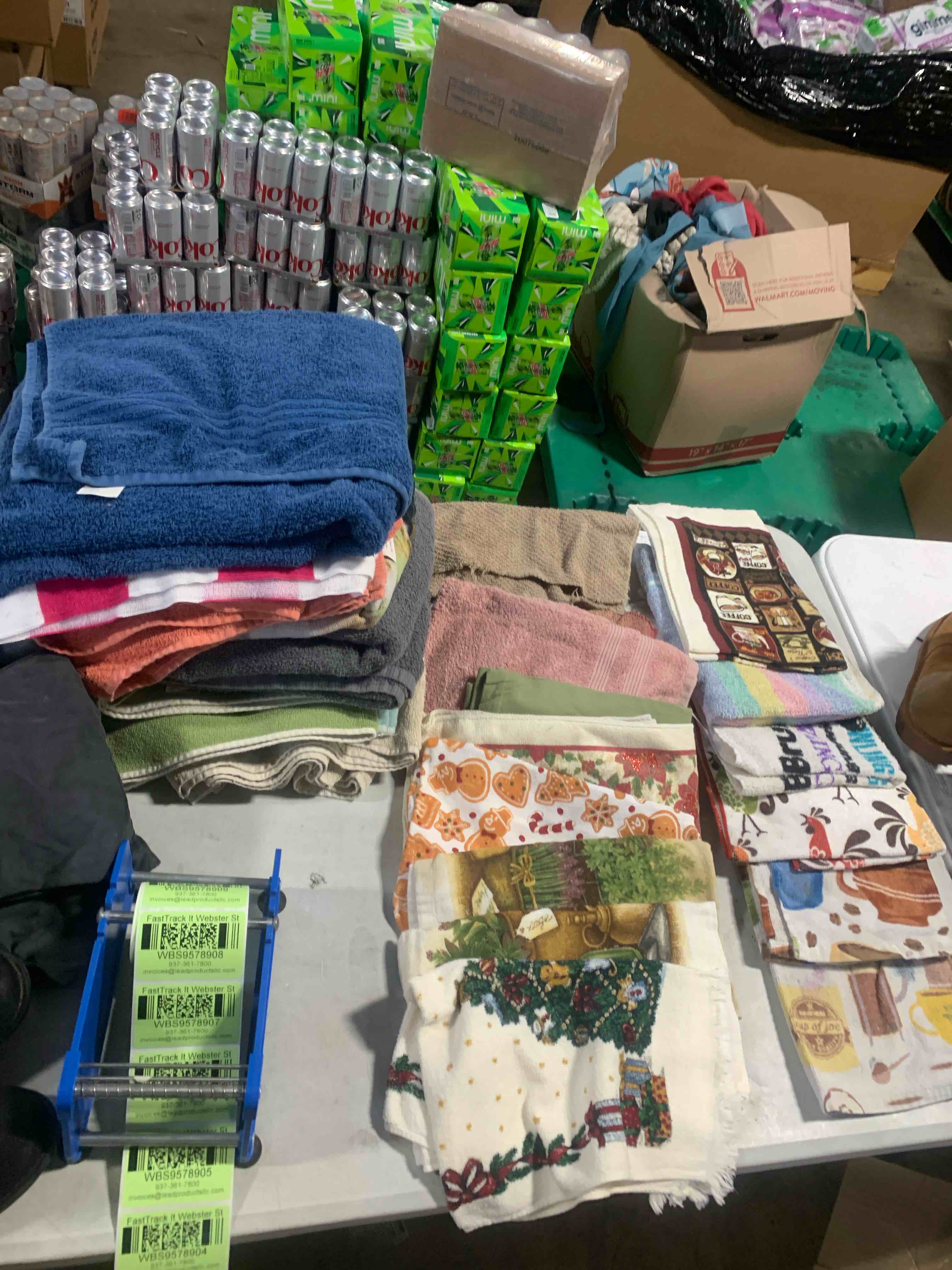 27 PIECES lot of towels, washcloths, kitchen towels, more 