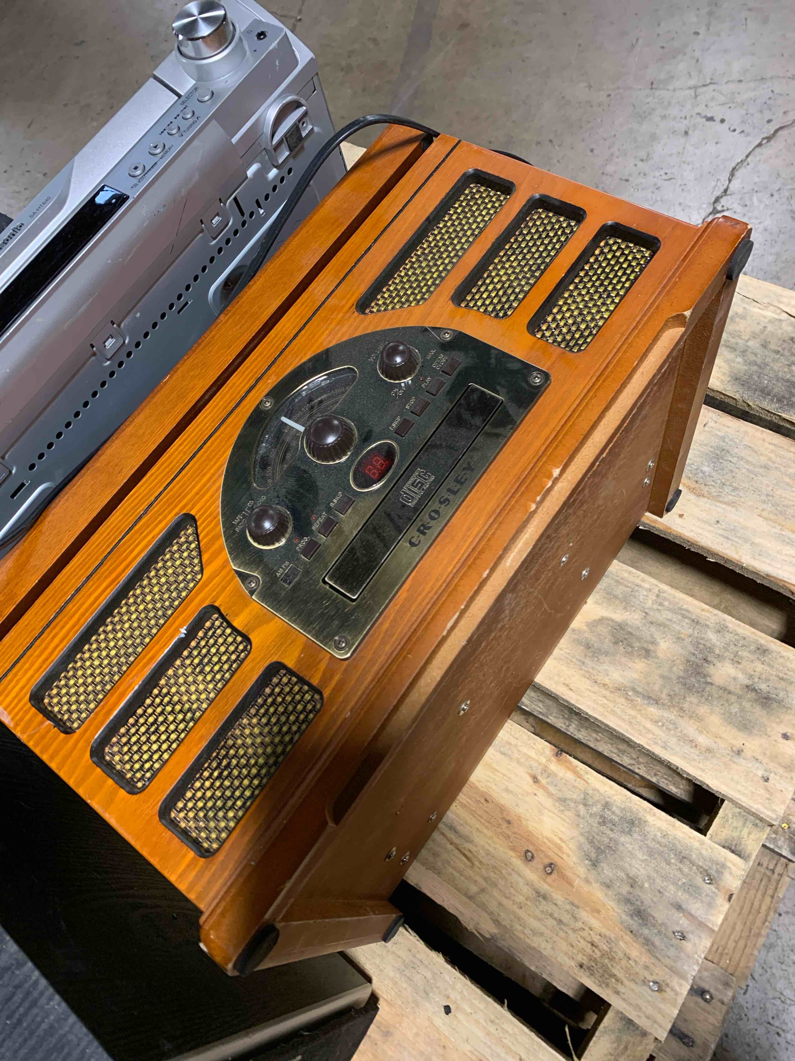 Stereo cd player and record player 