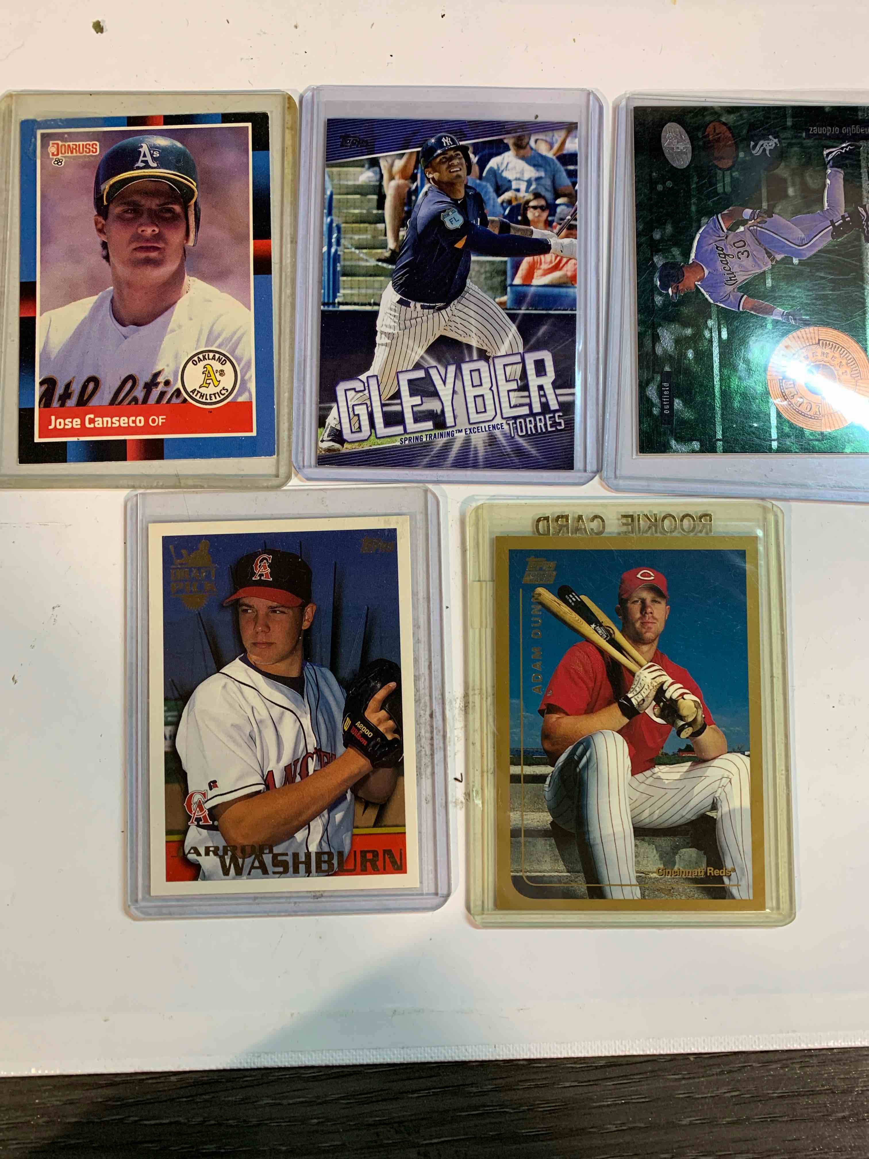 Condition photo showing Good Condition for Sport Card Lot 