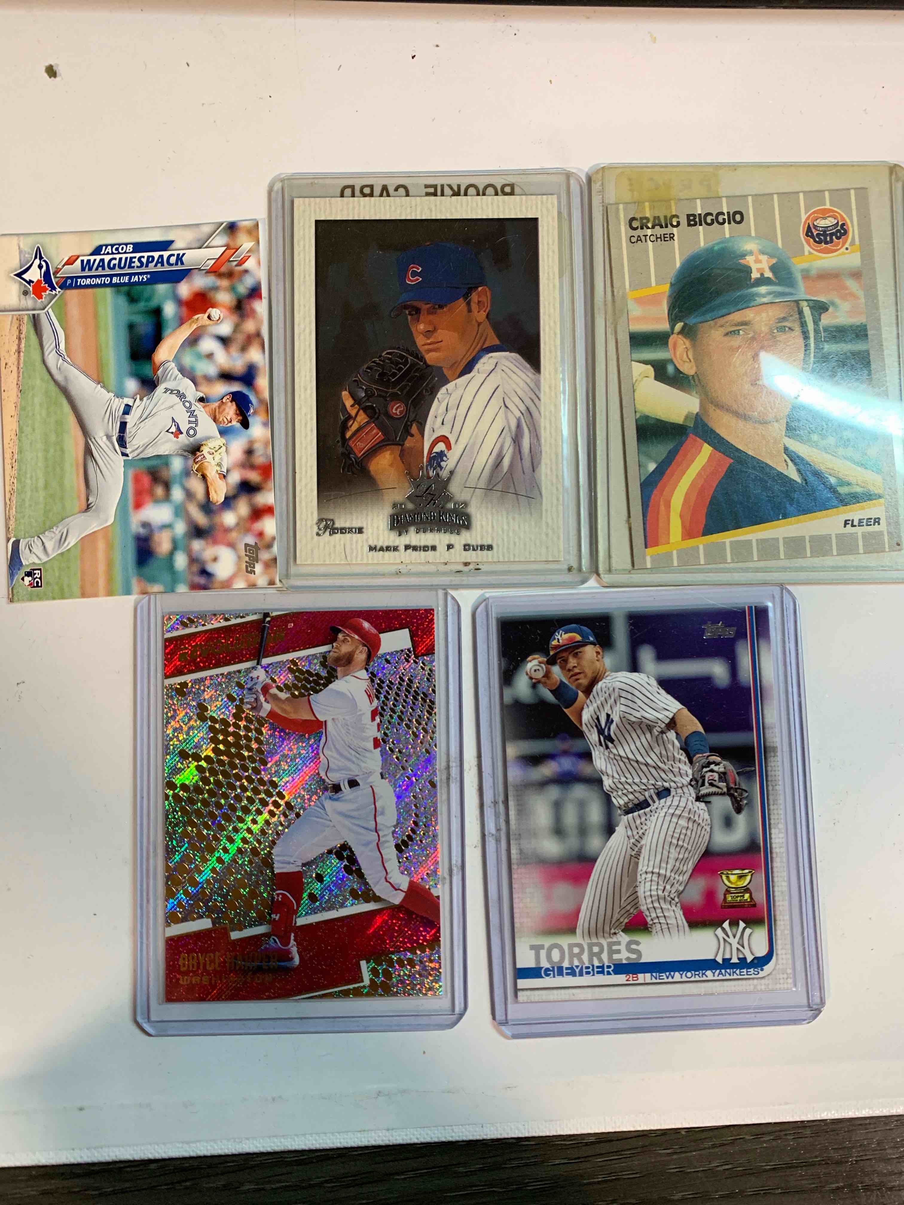 Condition photo showing Good Condition for Sport Card Lot 