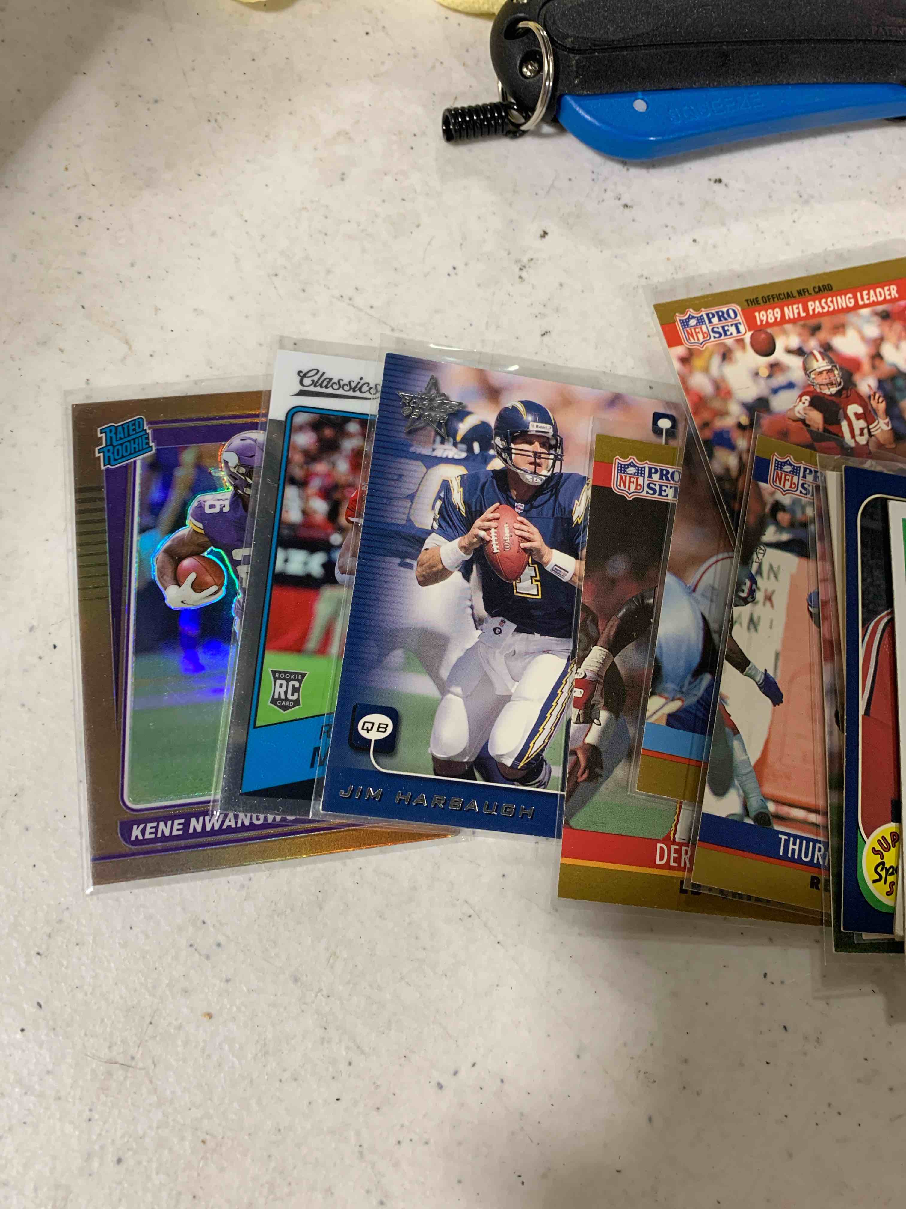 Condition photo showing Good Condition for Lot of Sports Cards 