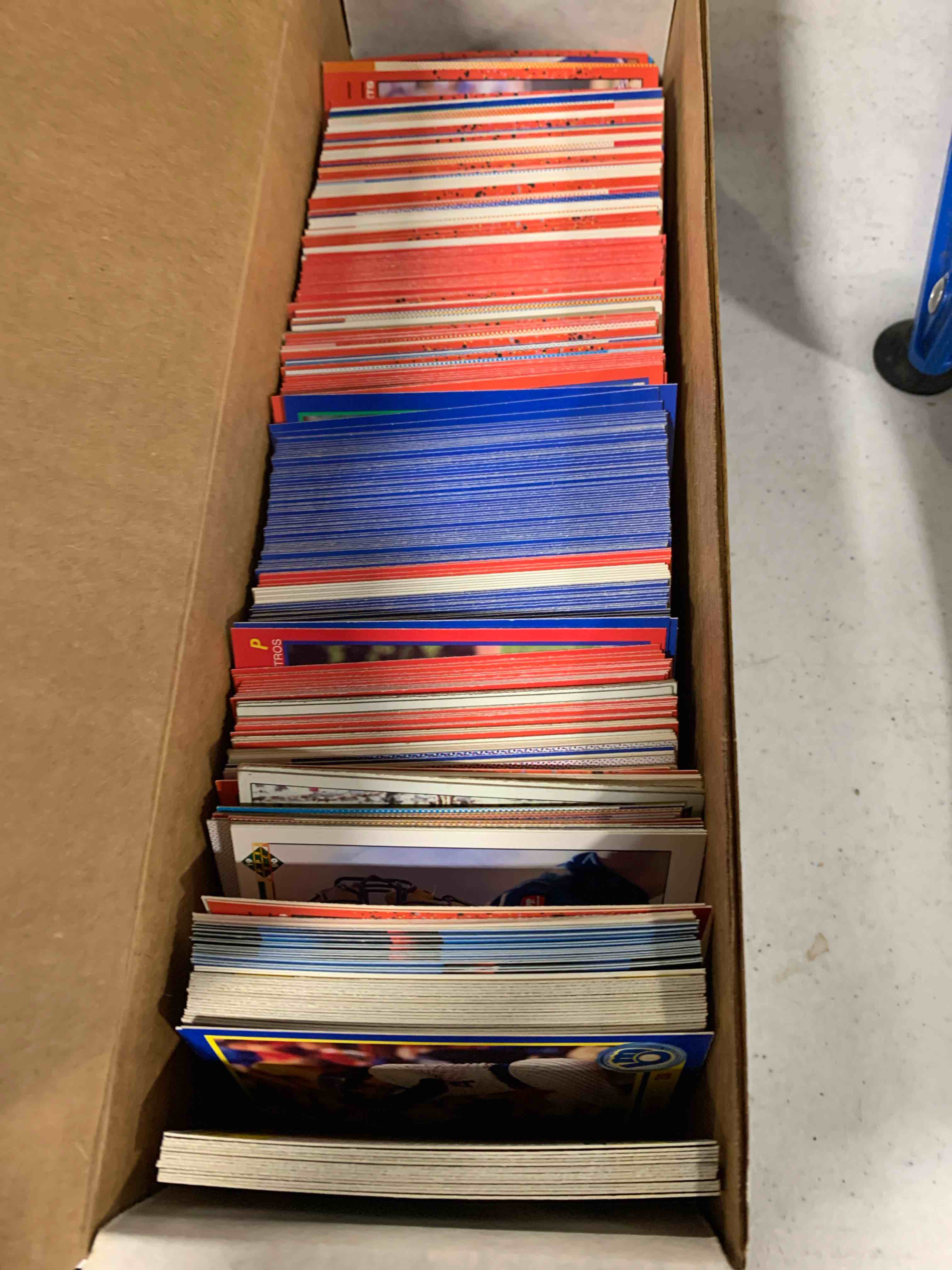Condition photo showing Good Condition for Lot of Baseball Cards 