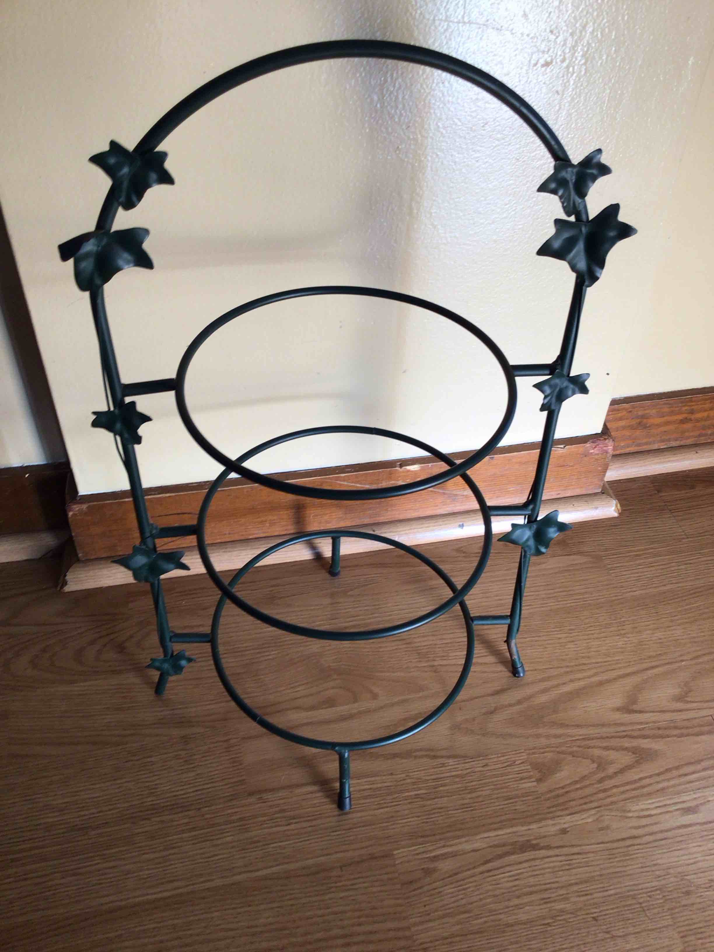 Green Ivy - Metal - Dessert Stand - 3 Tier (no plates)