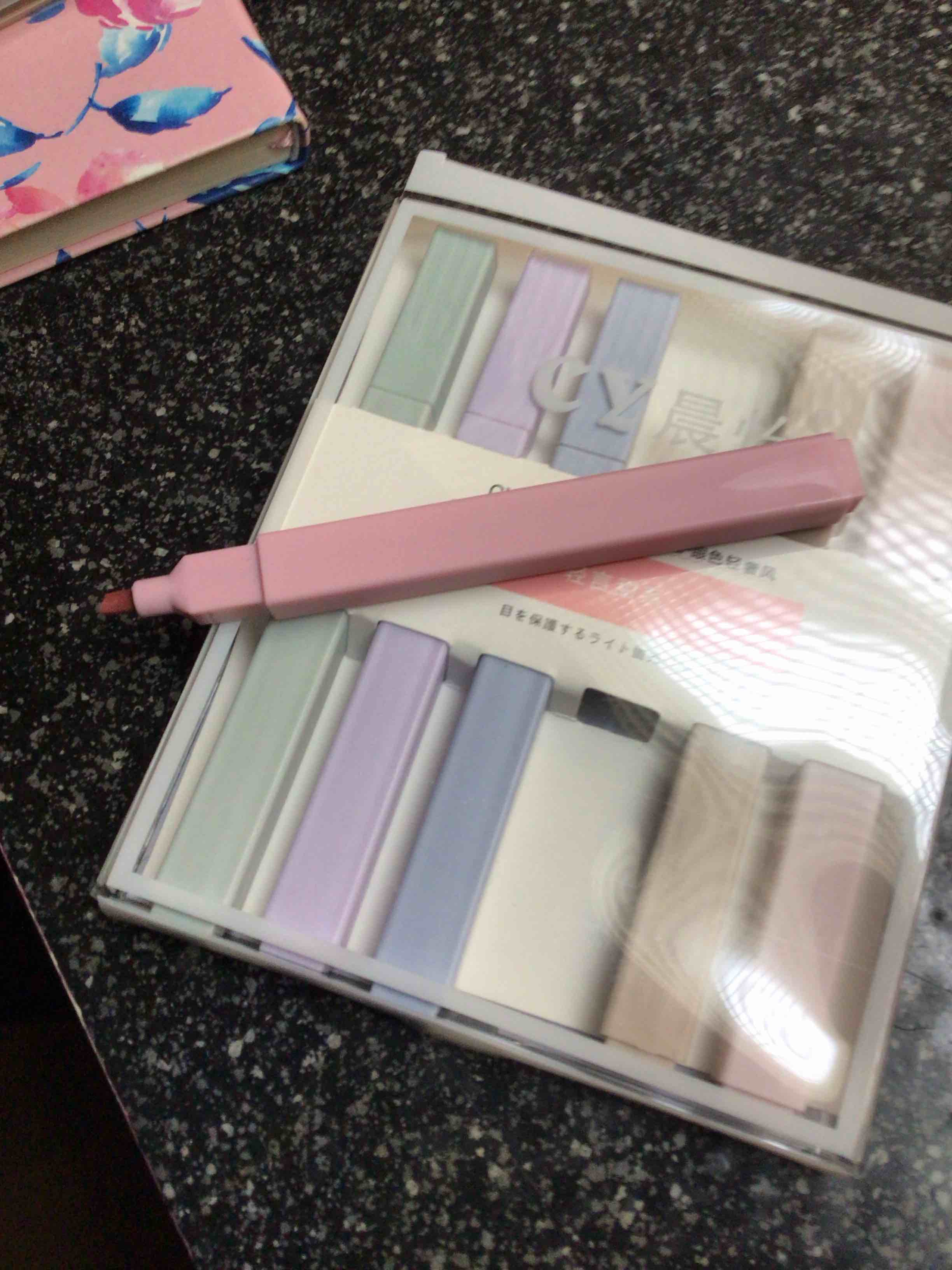 6 Count - Fine Point/Broad Marker - Highlighters