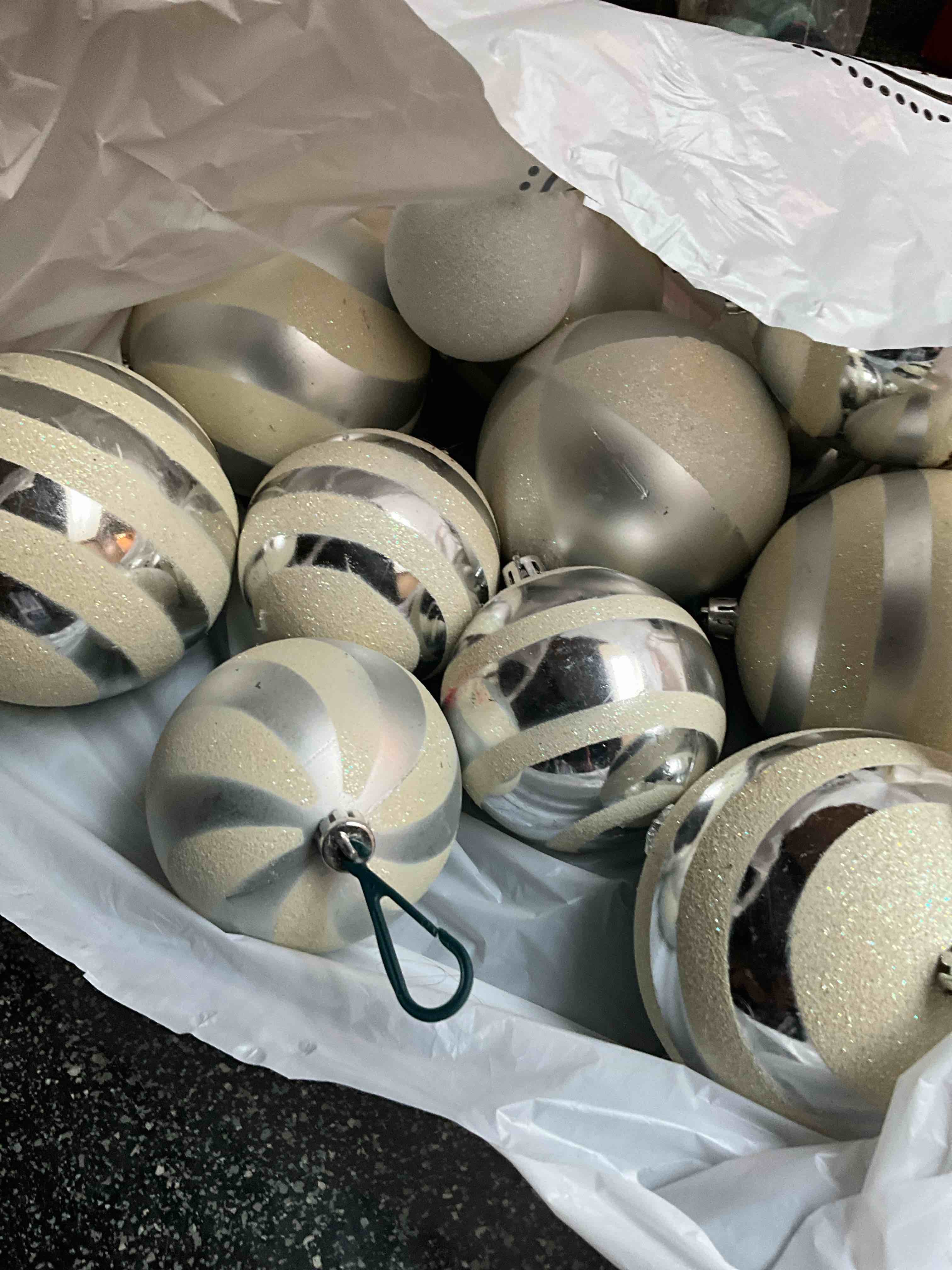 LOT - Ornaments - White/Silver 