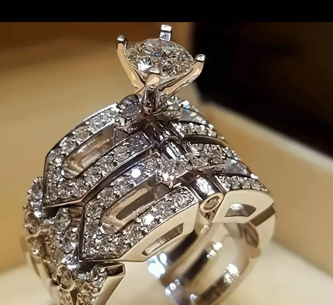 Gorgeous 925 Silver 18K Gold Plated Ring Sz 8