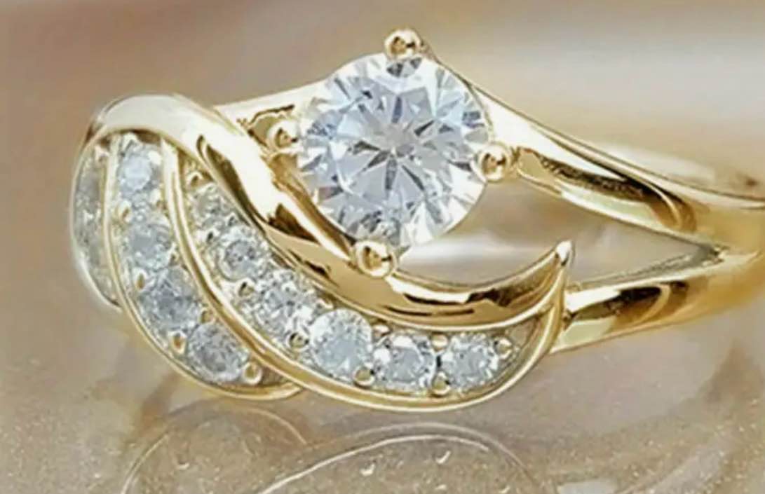 Beautiful 18K Gold Plated Sapphire ring sz 7