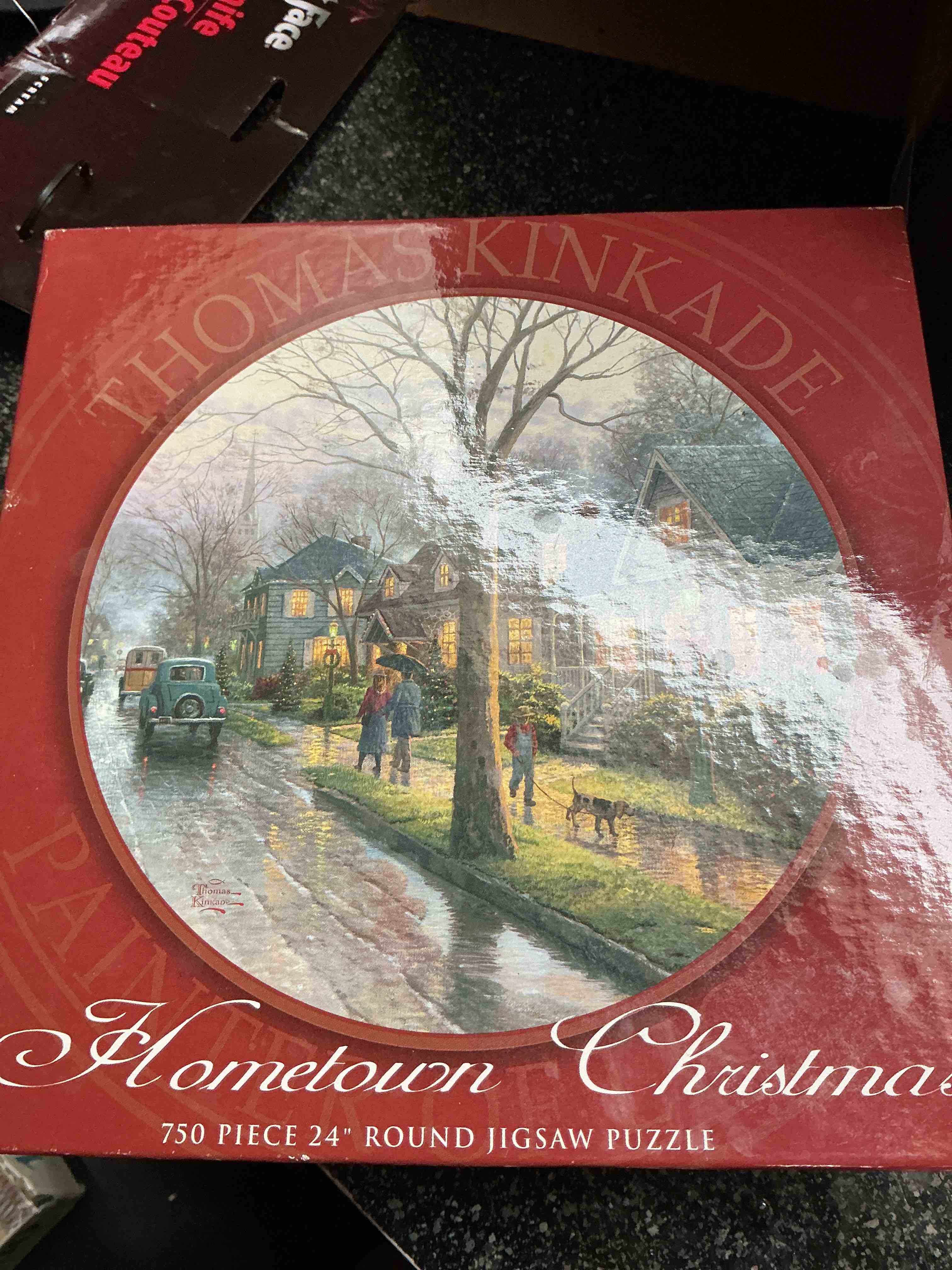Thomas Kinkade - Hometown Christmas - 750 pc Puzzle - round puzzle