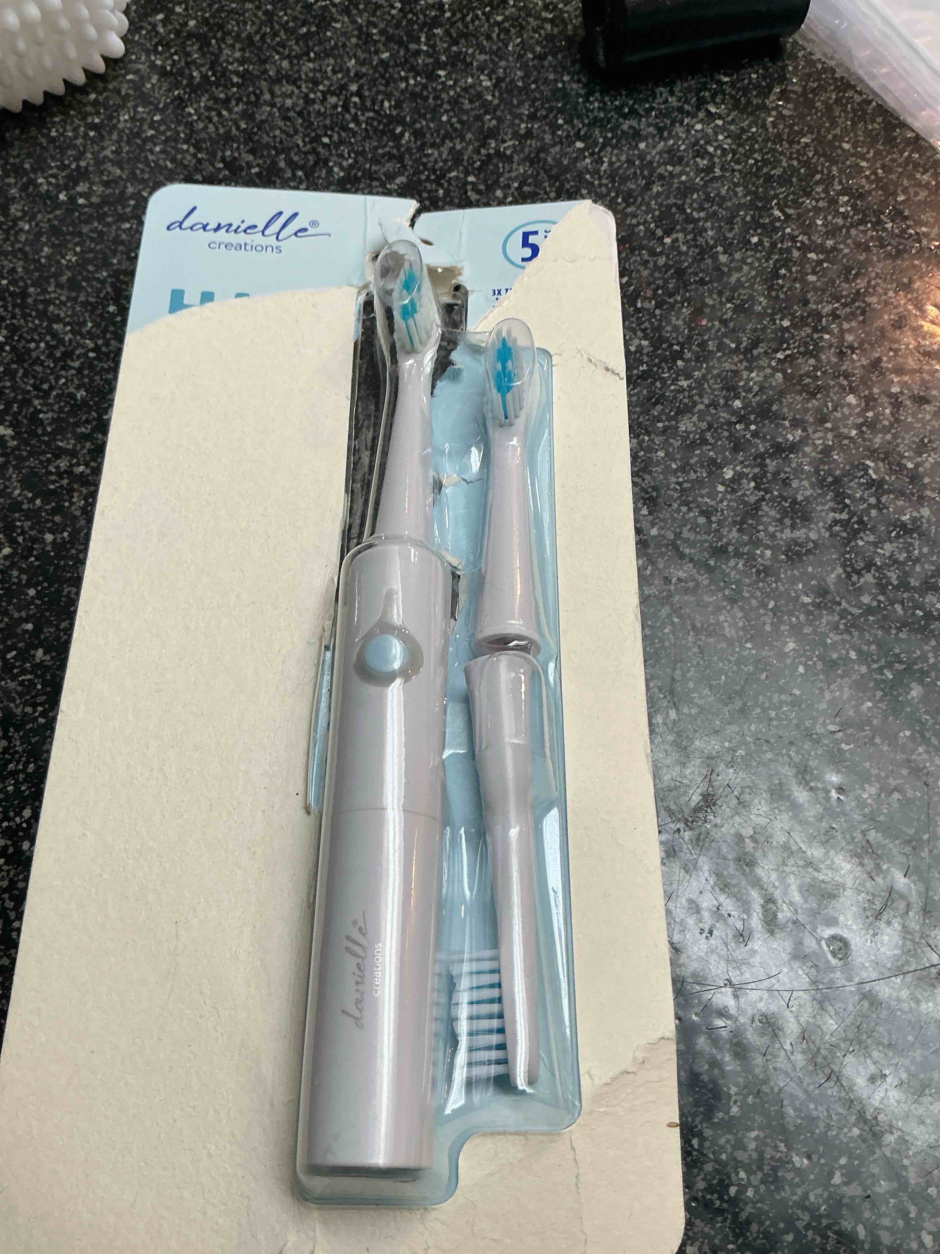 Danielle Creations - Battery Operated Toothbrush - 2 extra brush heads