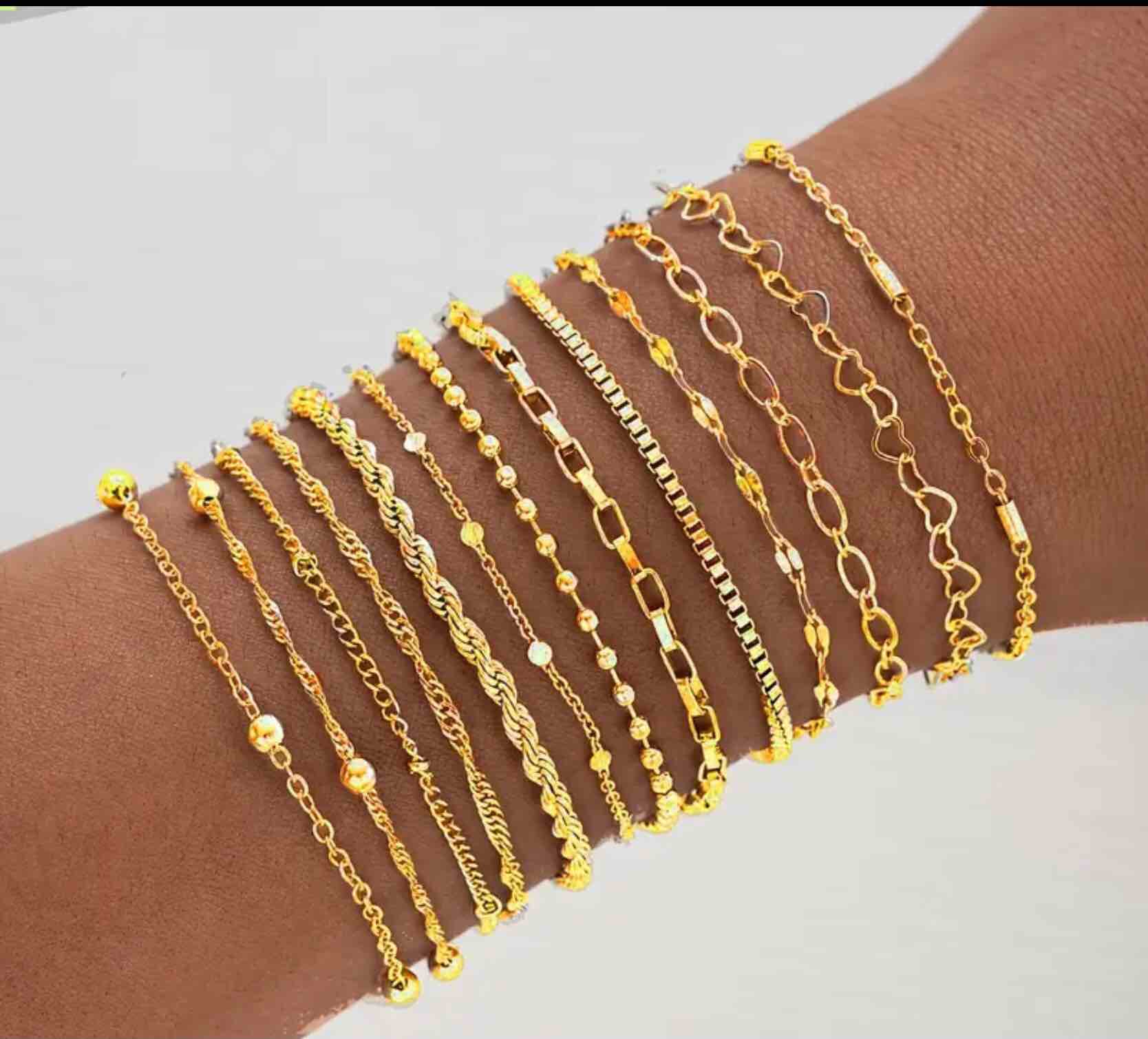 Set of 13 Pieces of Fashionable And Simple Basic Stackable Hollow Love Heart Bracelets, Multiple Sets for to Wear Daily Outings And Dates, Fashionable Jewelry Suitable for Women