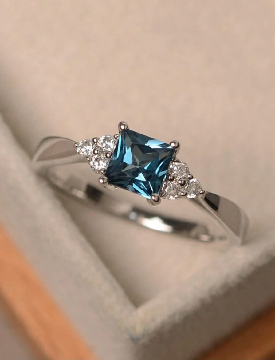 SQUARE CUT BLUE TOPEZ IN SILVER SETTING (Size 8)