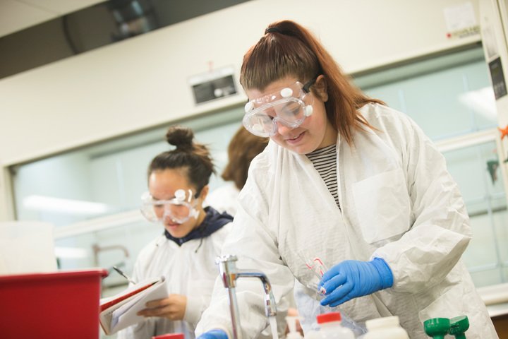 2017-Chemistry-Lab-MP-0307-026-720x480-42357494-827c-47a8-ad69-6cc5cc95ab40