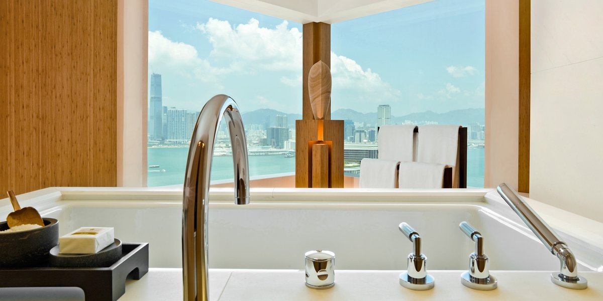 9 Hotel Bathtubs With Views On Tap