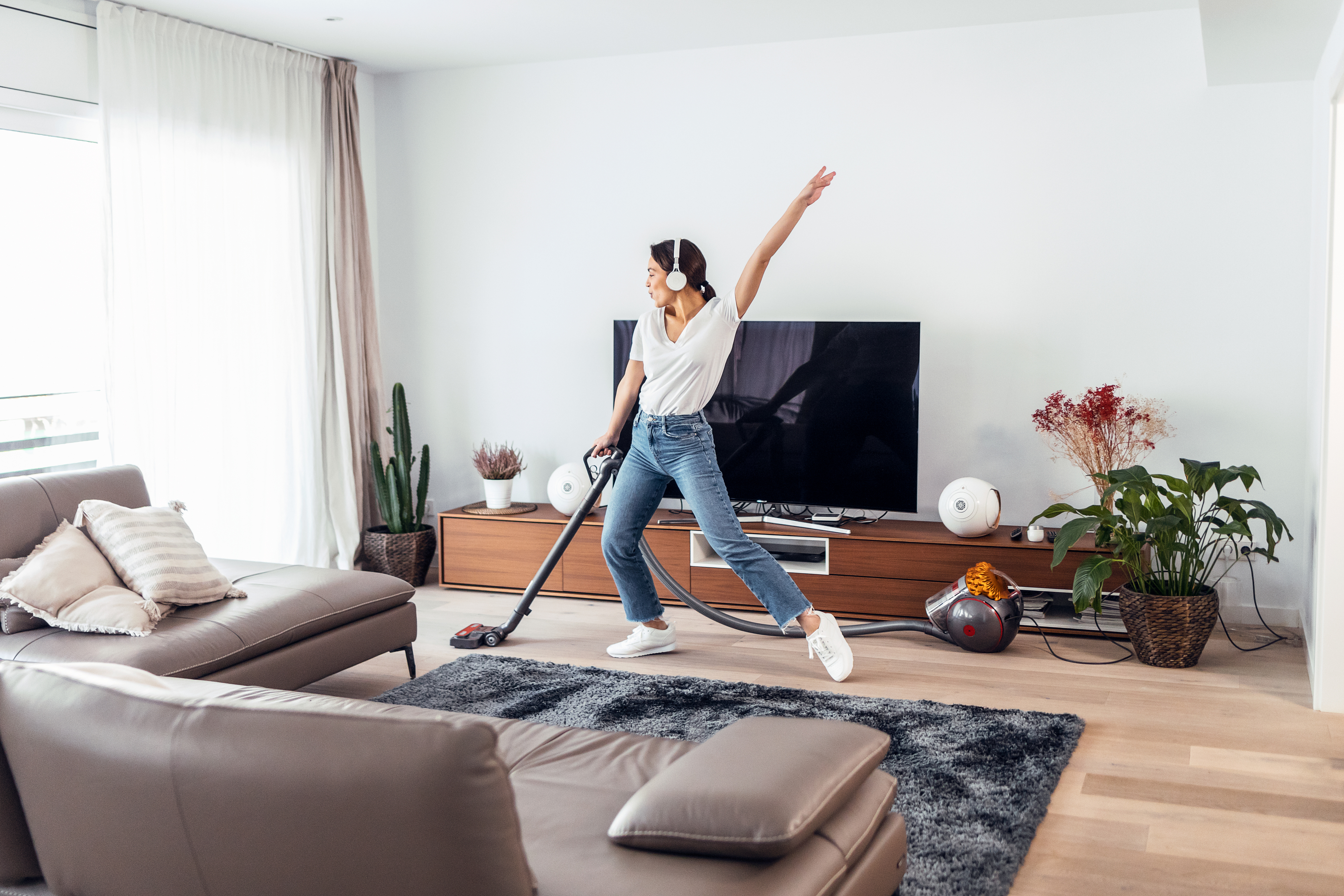 Learn how to make spring cleaning your apartment easier with these tips. 