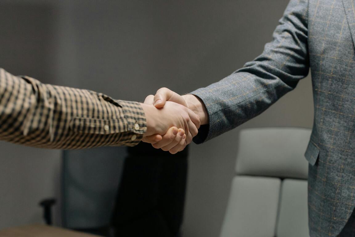 Image of two people shaking hands.&nbsp;
