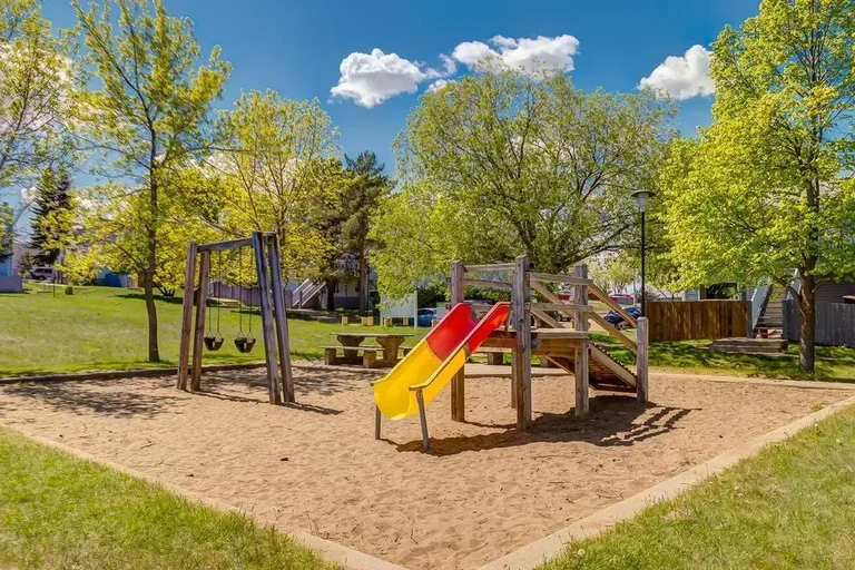 Huntington Court Coachhomes