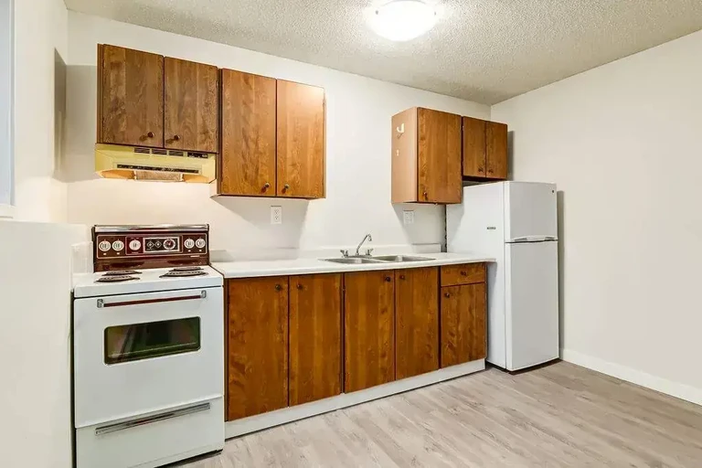 Well-equipped kitchen at Cliff Manor Apartments in Lloydminster. 