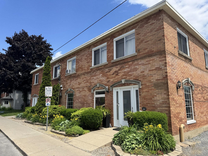 99 Earl/155 Bagot St.