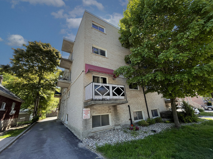 559 Frontenac Street