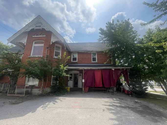 54 Peter Street South