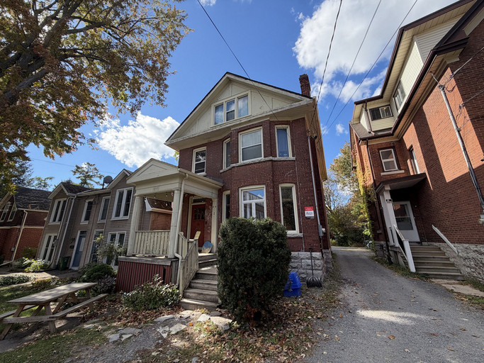 216 Frontenac St - [ Student Rental ] 