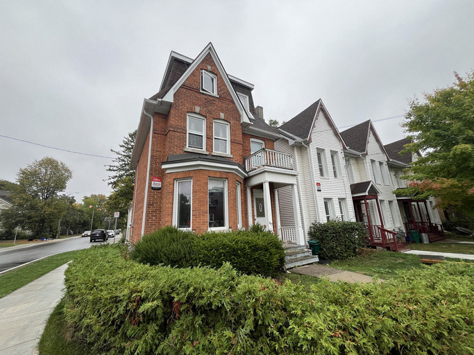 227 Collingwood St - [ Student Rental ] 